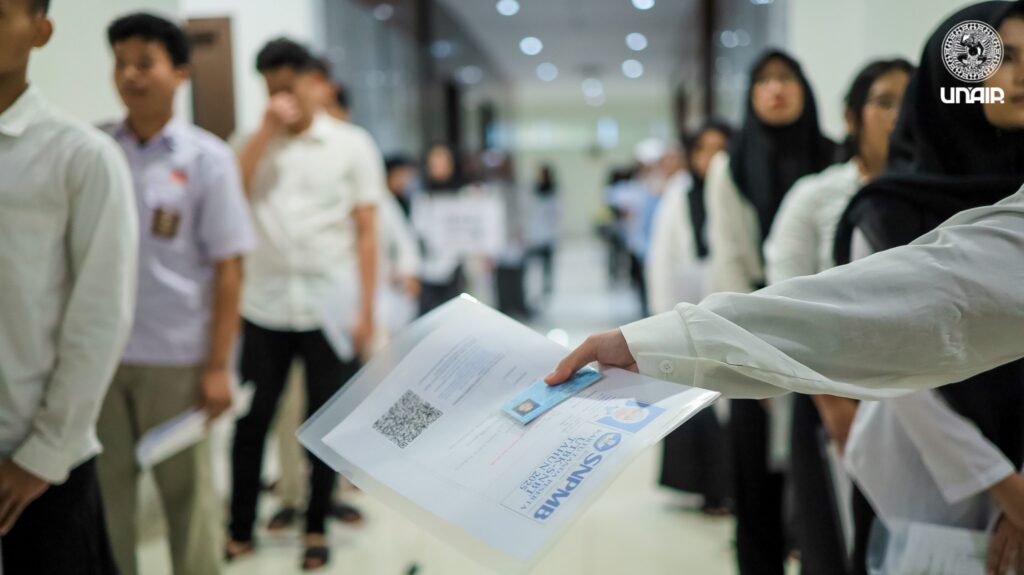 Salah satu tahap cek keamanan pada pelaksanaan UTBK di UNAIR (Foto: PKIP UNAIR)