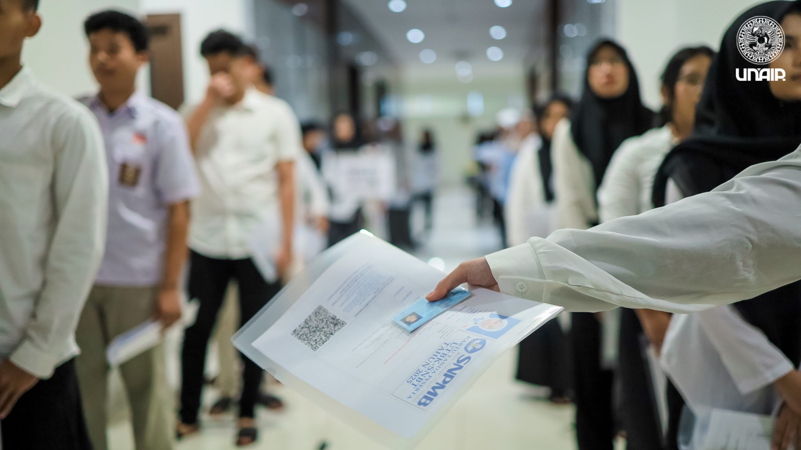 Salah satu tahap cek keamanan pada pelaksanaan UTBK di UNAIR (Foto: PKIP UNAIR)