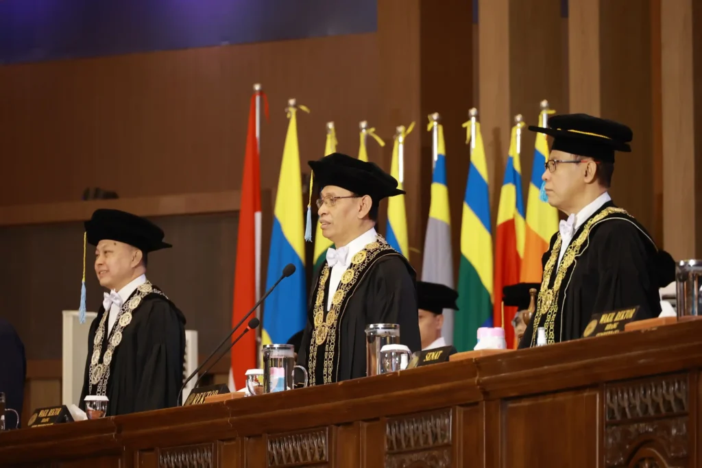 Rector of Universitas Airlangga (UNAIR) Prof. Dr. Mohammad Nasih, accompanied by Chair of the Academic Senate Prof. Dr. Nursalam MNurs (Hons) and Vice Rector for Academic, Student, and Alumni Affairs Prof. Dr. Bambang Sektiari Lukiswanto during Graduation 251. (Photo: PKIP UNAIR)