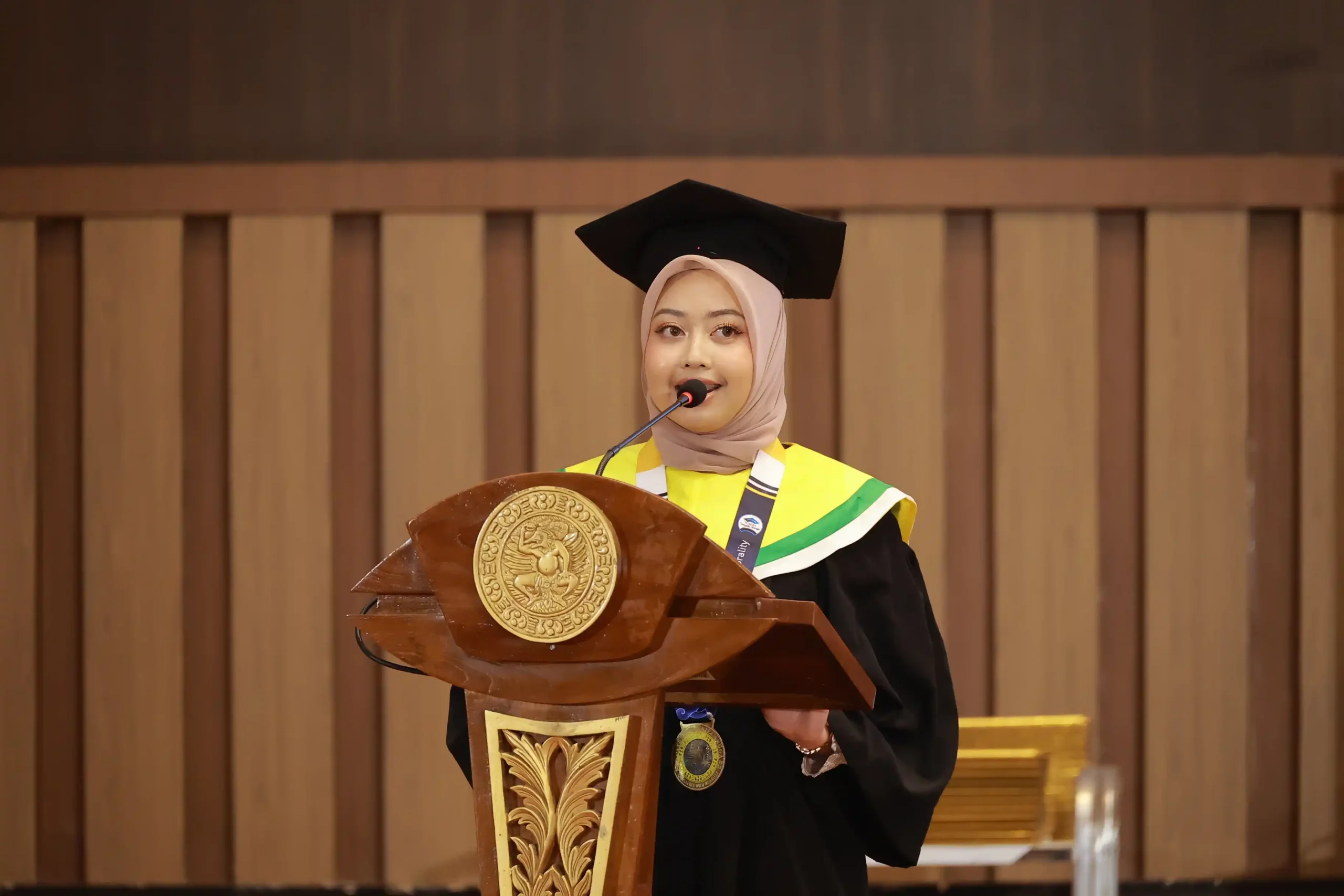 Andi Amanda Artenia Putri, Wisudawan Fakultas Kedokteran Gigi (FKG) saat menyampaikan kisah inspiratifnya (Foto: PKIP UNAIR(