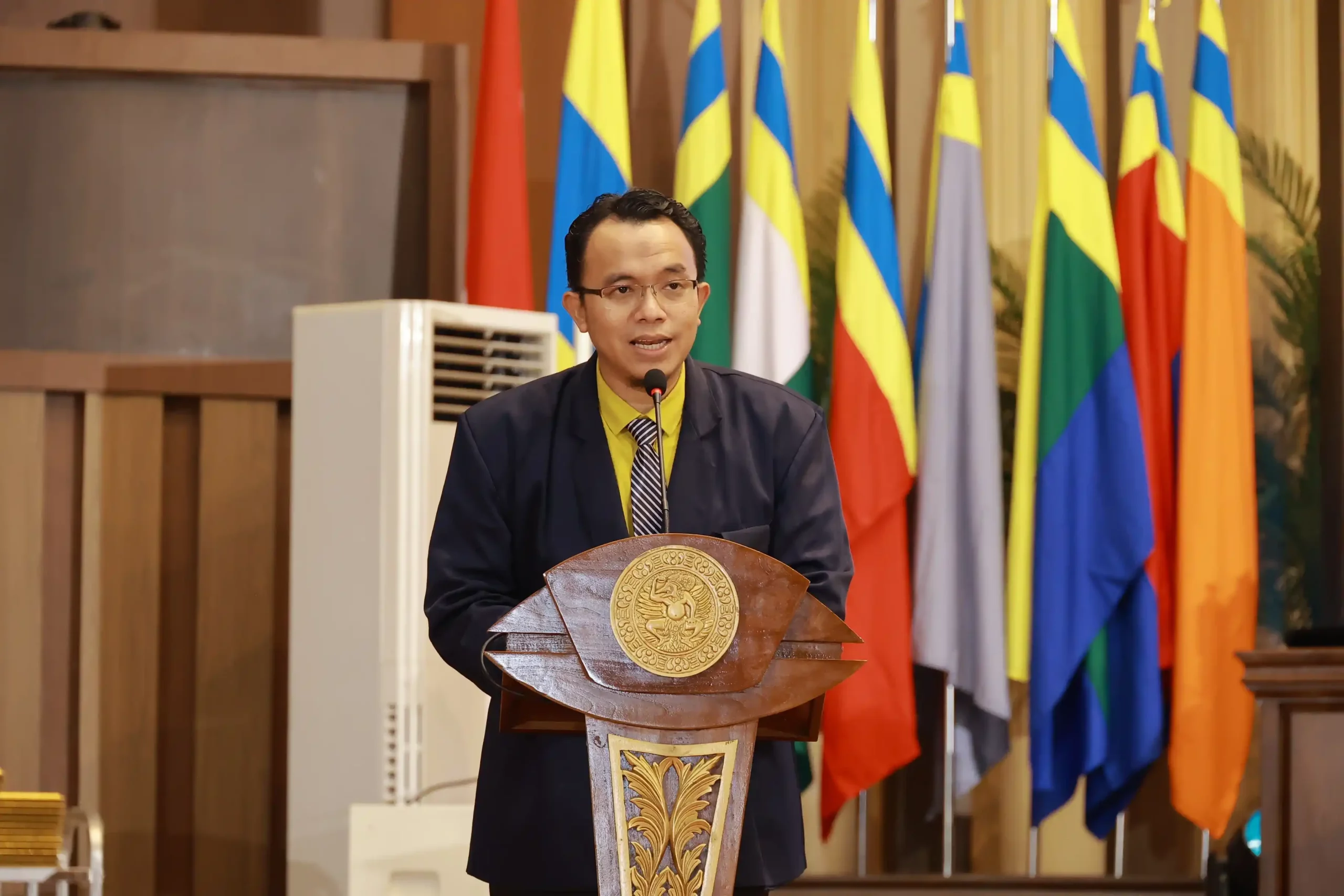 Ketua IKA UNAIR Cabang Jombang, dr M Sjarifudhin Sp MMR MH saat memberikan sambutan perwakilan IKA pada wisuda 251 UNAIR (Foto: PKIP UNAIR)