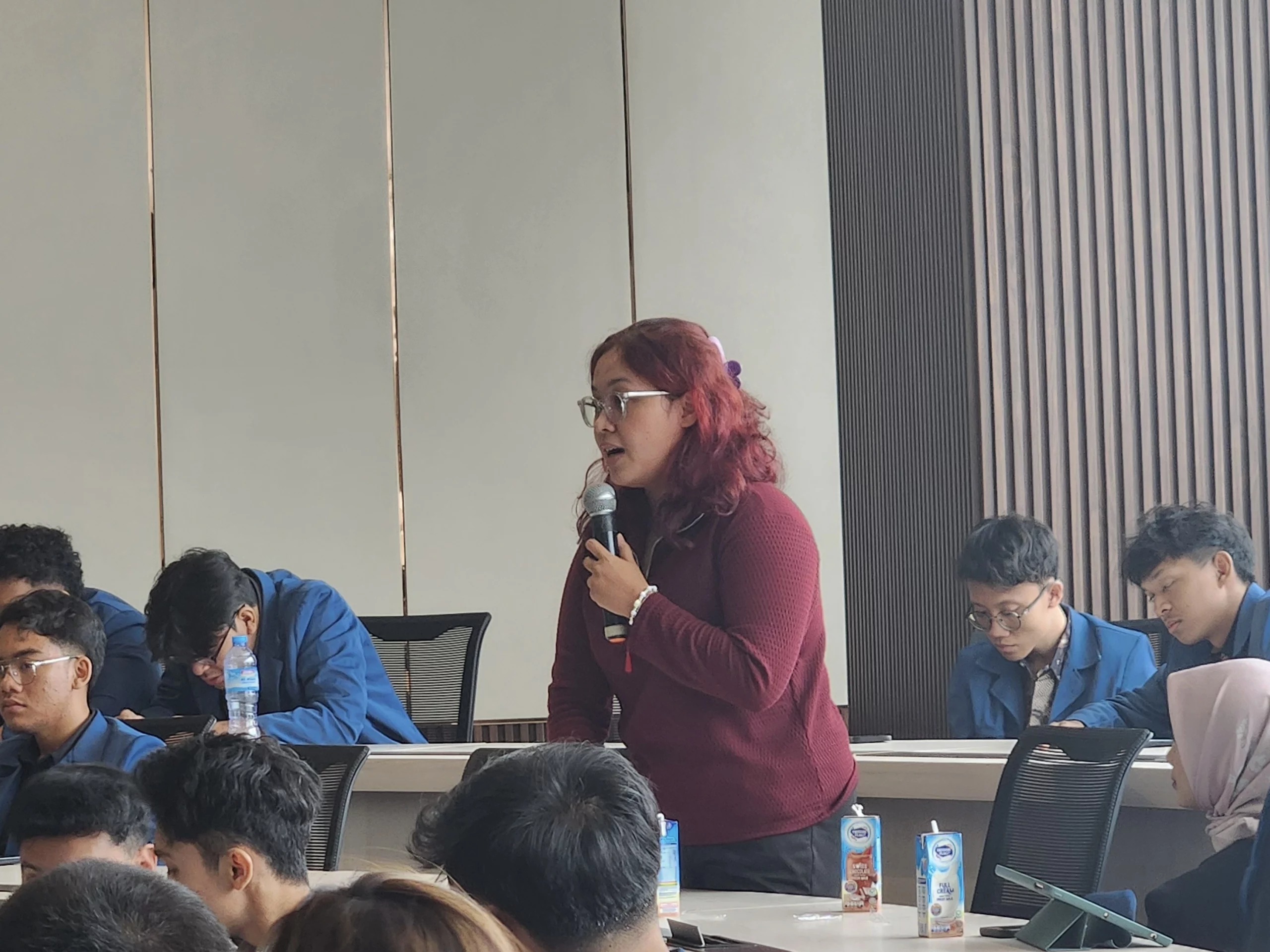 Sesi diskusi interaktif bersama narasumber, Yuvina Ariestanti SH MH, pada Workshop Internal Contract Drafting & Negotiation Competition 2025. (Foto: Istimewa)