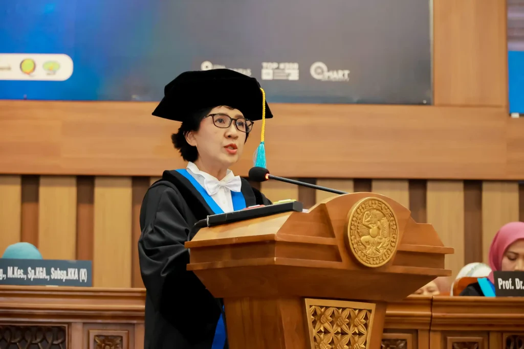 Prof Dr Dwi Winarni MSi saat menyampaikan orasi ilmiah dalam upacara pengukuhan guru besar Universitas Airlangga (foto: PKIP UNAIR)