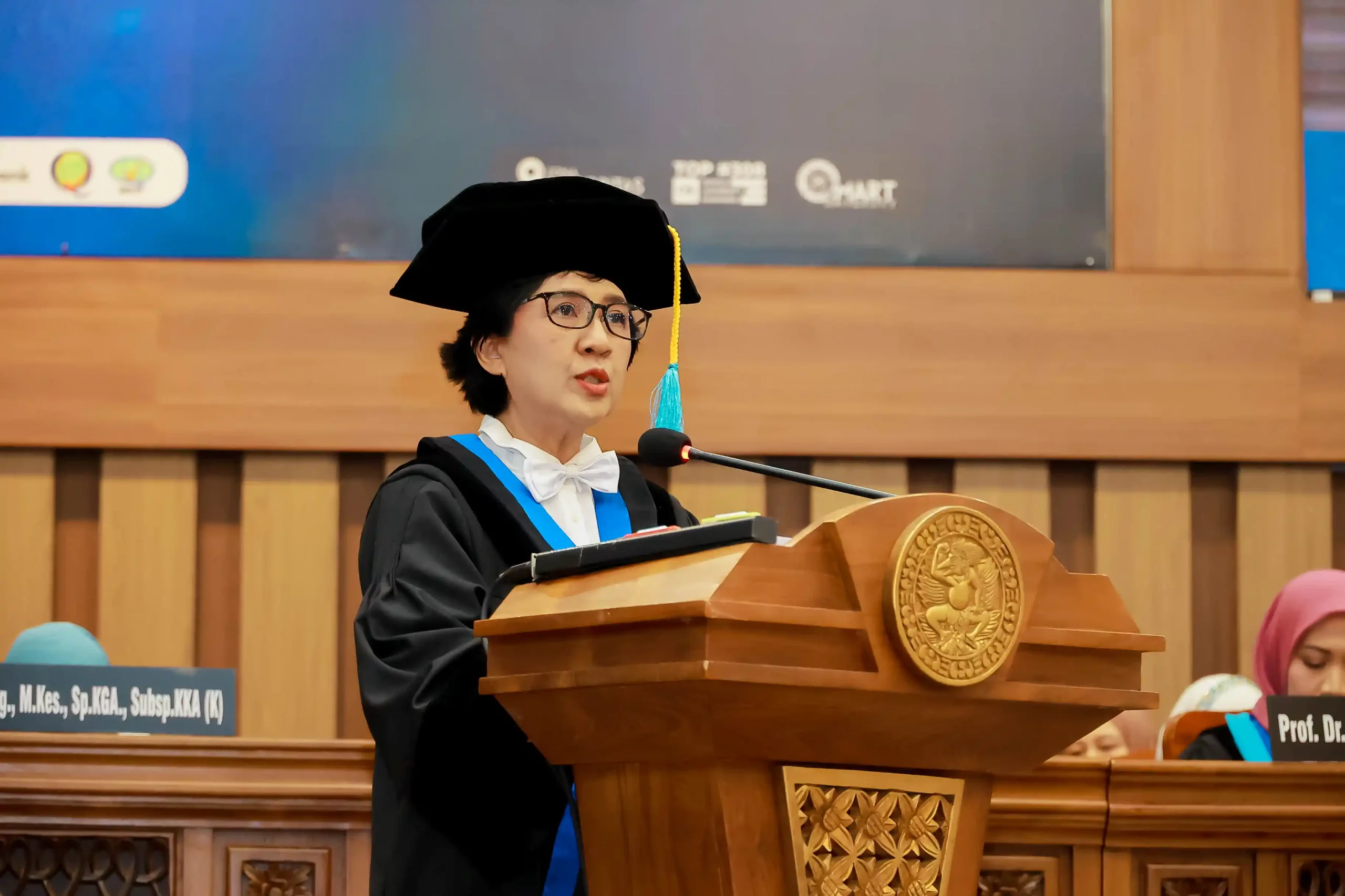 Prof Dr Dwi Winarni MSi saat menyampaikan orasi ilmiah dalam upacara pengukuhan guru besar Universitas Airlangga (foto: PKIP UNAIR)