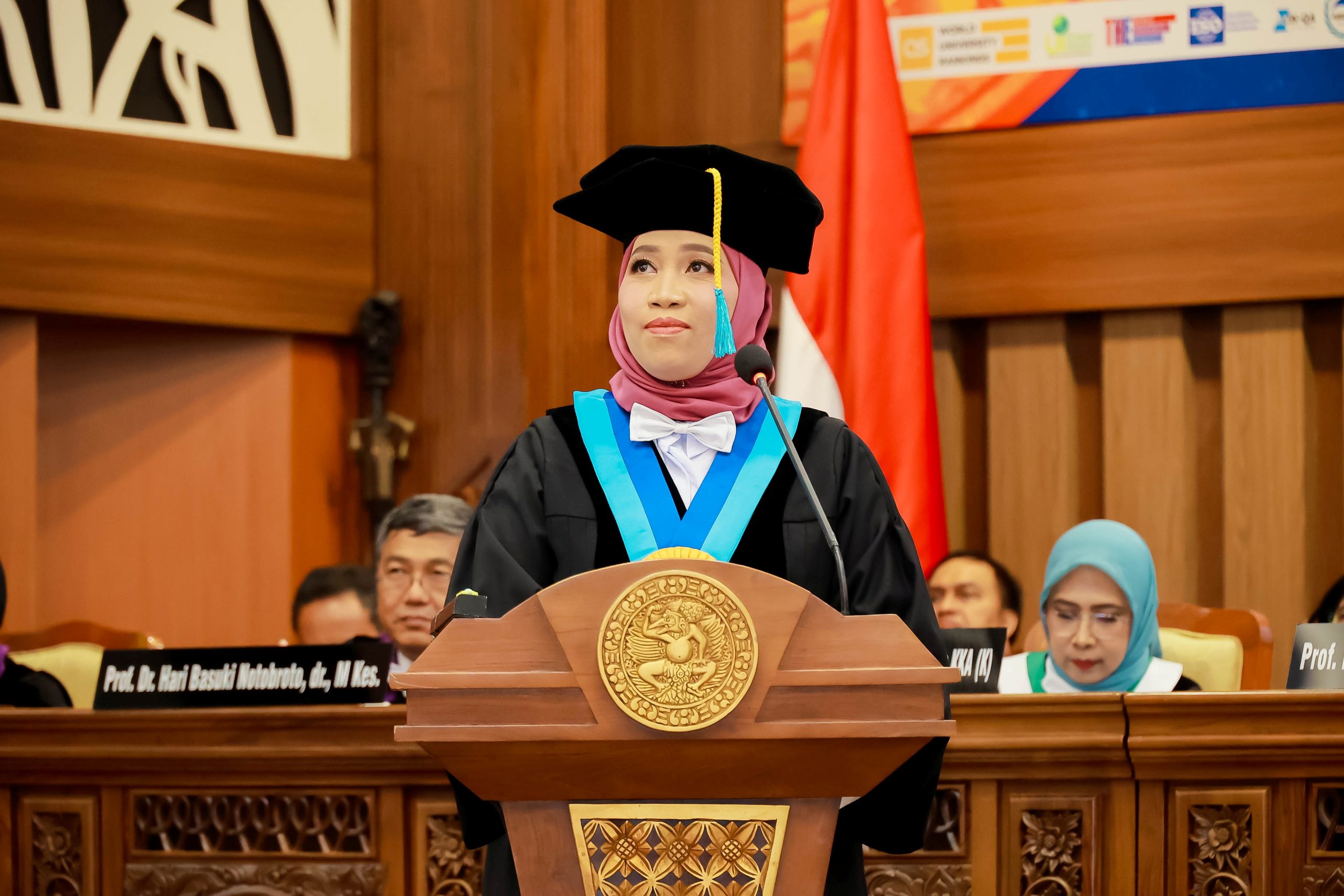 Prof Dr Hj Yuni Sufyanti Arief SKp MKes saat menyampaikan orasinya di pengukuhan Guru Besar Universitas Airlangga pada Kamis (24/4/2025) (foto: PKIP UNAIR)
