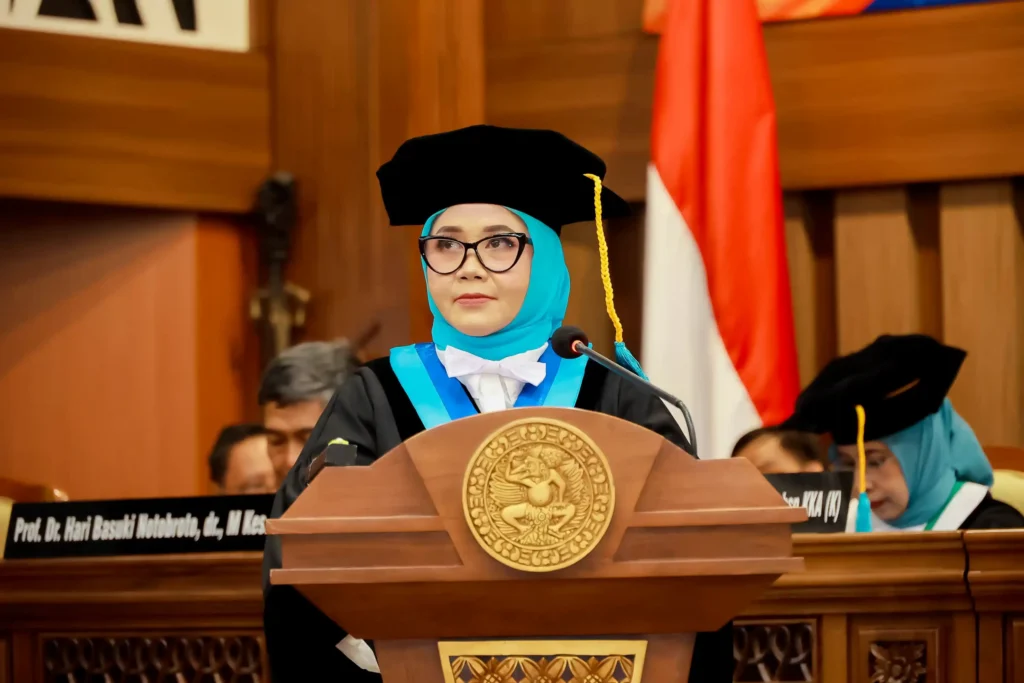 Prof. Dr. Esti Yunitasari, S.Kp., M.Kes., delivers her professorial oration during the Universitas Airlangga’ professors’ inauguration ceremony on Thursday (April 24, 2025). (Photo: PKIP UNAIR)