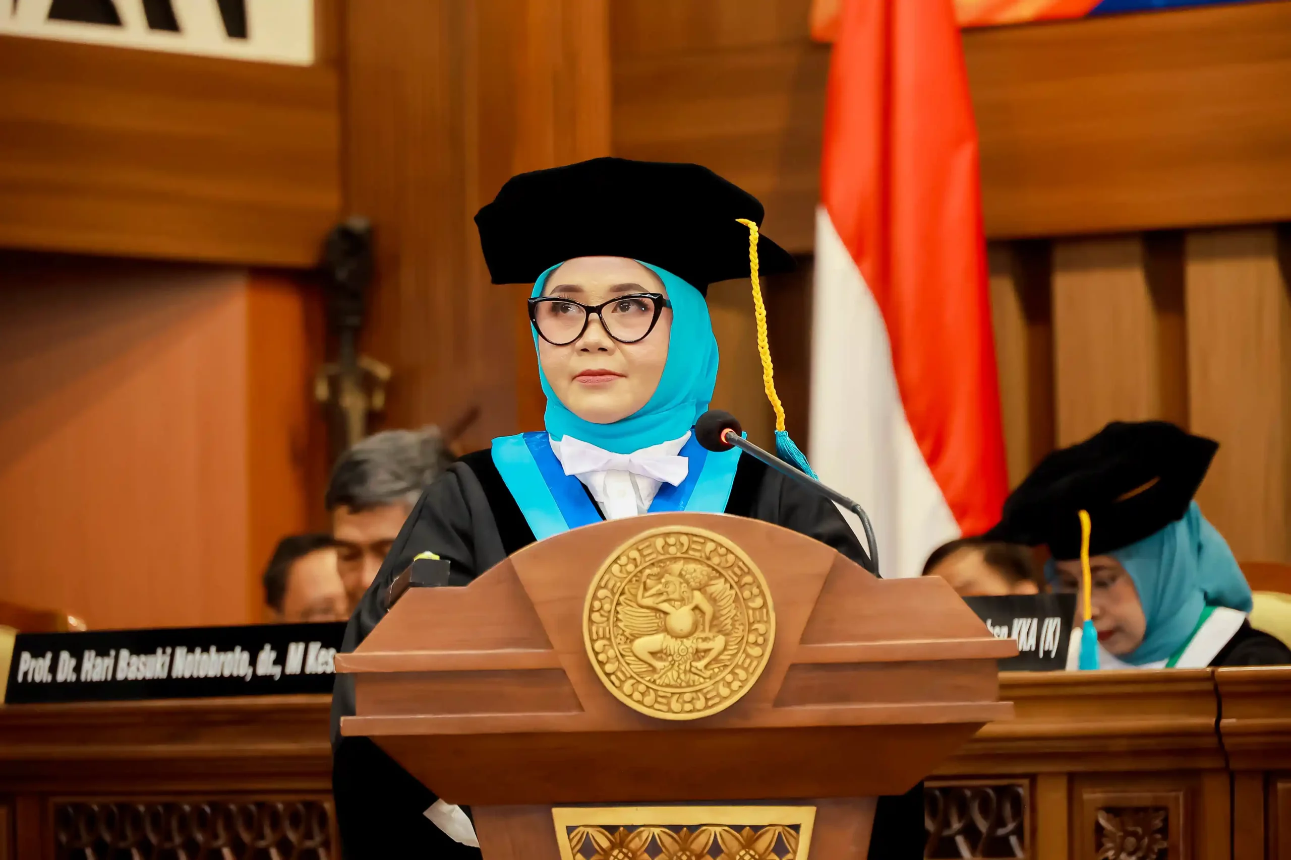 Prof. Dr. Esti Yunitasari, S.Kp., M.Kes., delivers her professorial oration during the Universitas Airlangga’ professors’ inauguration ceremony on Thursday (April 24, 2025). (Photo: PKIP UNAIR)