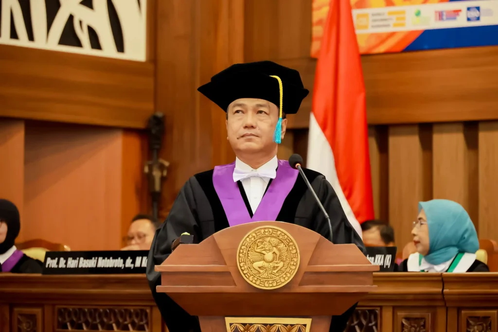 Prof Dr Hari Basuki Notobroto dr MKes saat menyampaikan orasinya di upacara pengukuhan Guru Besar Universitas Airlangga pada Kamis (24/4/2025) (foto: PKIP UNAIR)