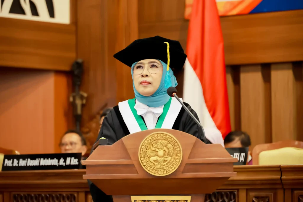 Prof. Dr. Prawati Nuraini, drg., M.Kes., Sp.KGA., Subsp. KKA (K), delivers her inaugural oration during her inauguration ceremony Universitas Airlangga on Thursday (April 24, 2025). (Photo: PKIP UNAIR)