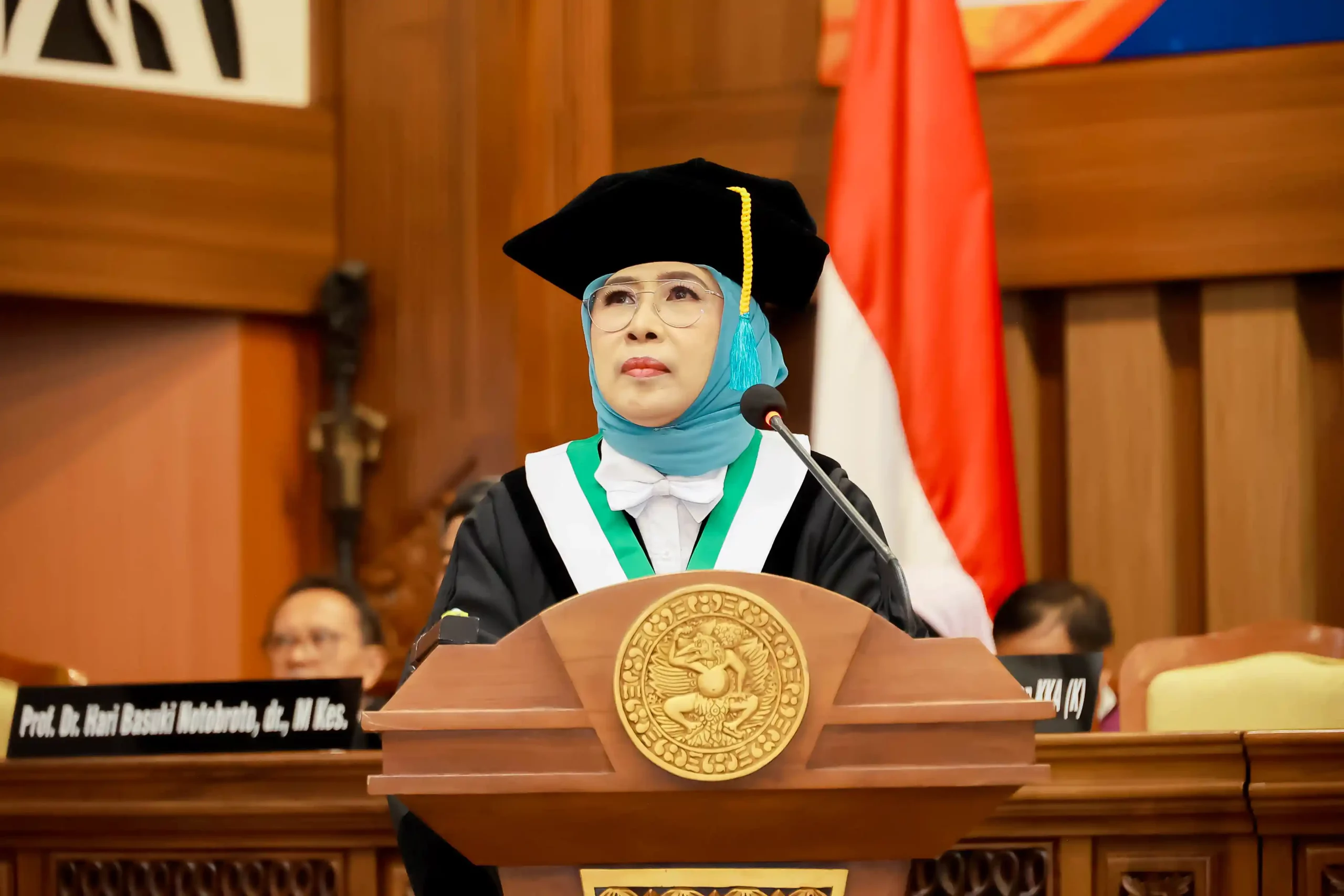 Prof. Dr. Prawati Nuraini, drg., M.Kes., Sp.KGA., Subsp. KKA (K), delivers her inaugural oration during her inauguration ceremony Universitas Airlangga on Thursday (April 24, 2025). (Photo: PKIP UNAIR)