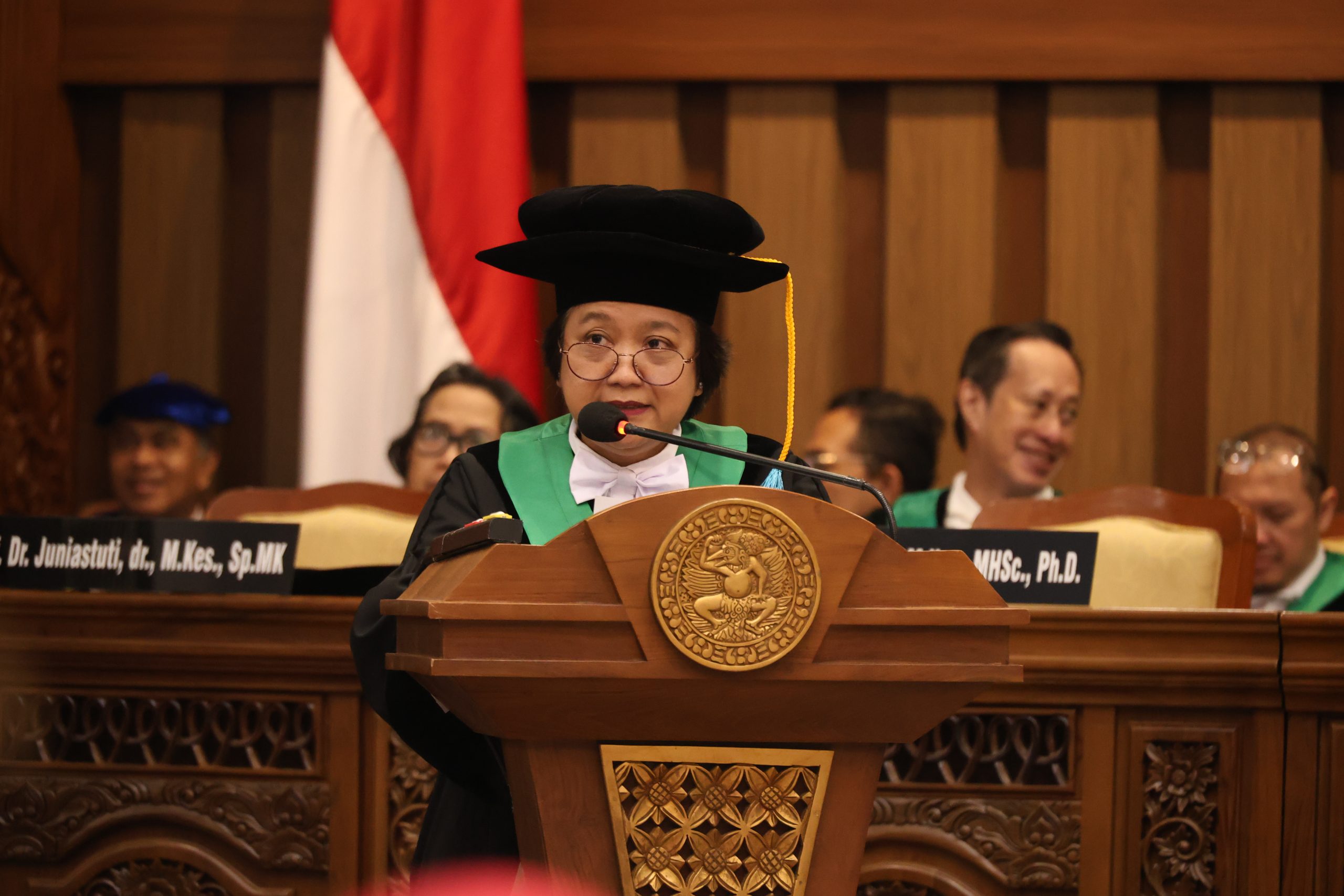 Prof Linda Dewanti dr MKes MHSc PhD saat menyampaikan orasi ilmiahnya pada Kamis (22/5/2025) di Aula Garuda Mukti, Kampus MERR-C UNAIR. (Foto: PKIP UNAIR)