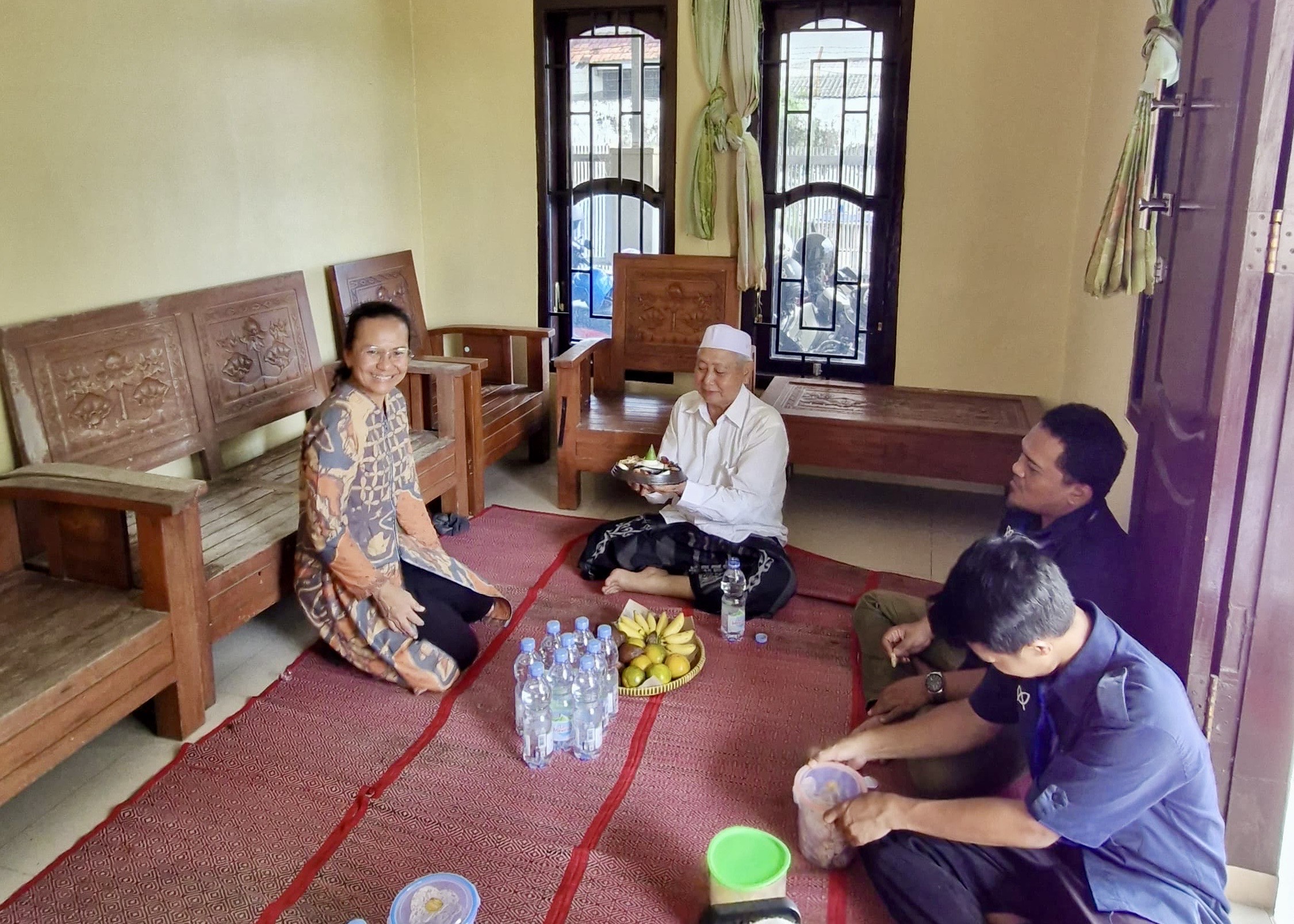 Prayer and symbolic tumpeng feast during the office opening. (Photo: By courtesy)