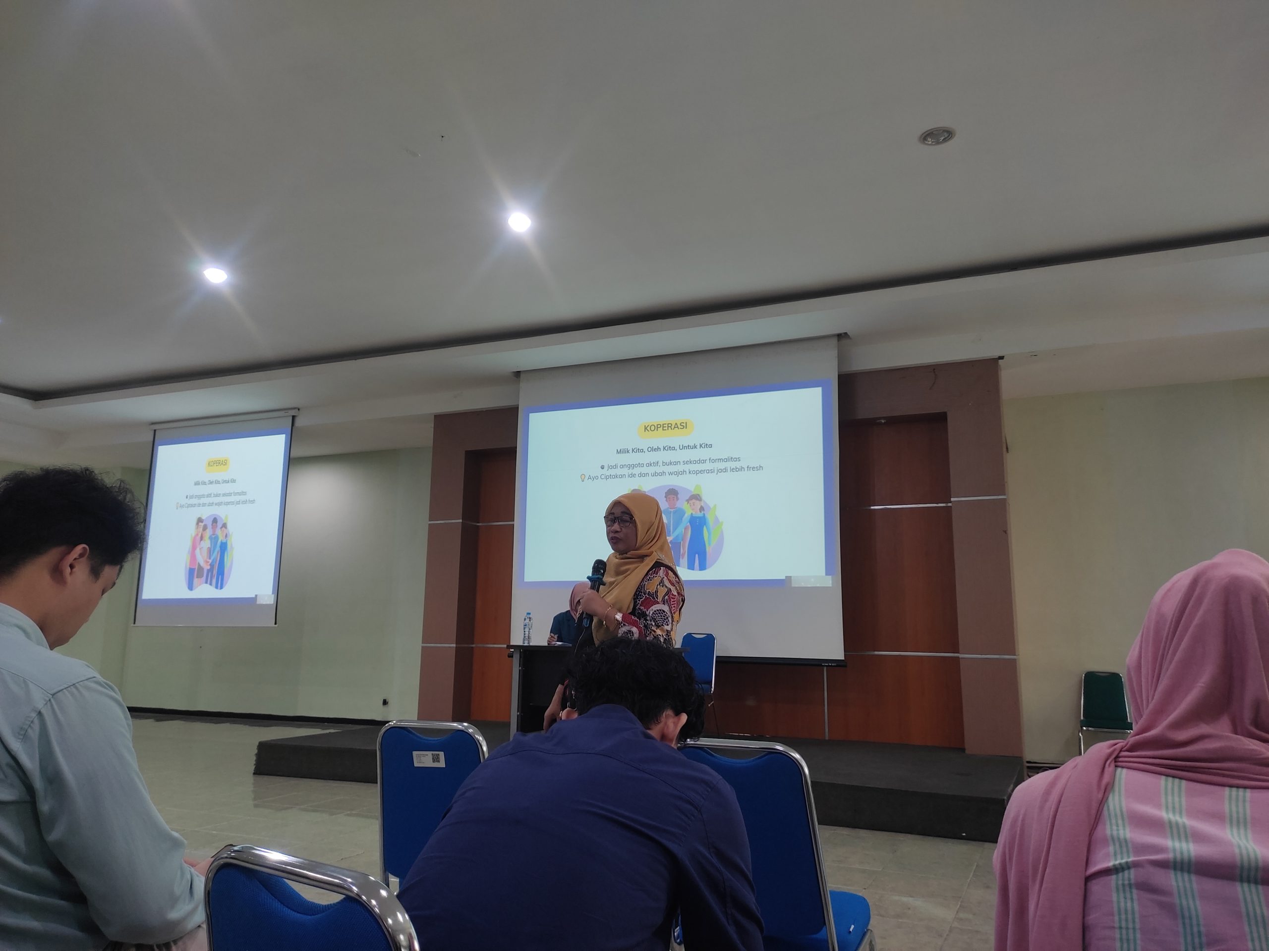 Atik Purmiyati SE M Si Ph D selaku pembina KOPSI FEB UNAIR saat memberikan materi tips membangun dan pemberdayaan koperasi pada Jumat (16/05/2025). (Foto: Istimewa)