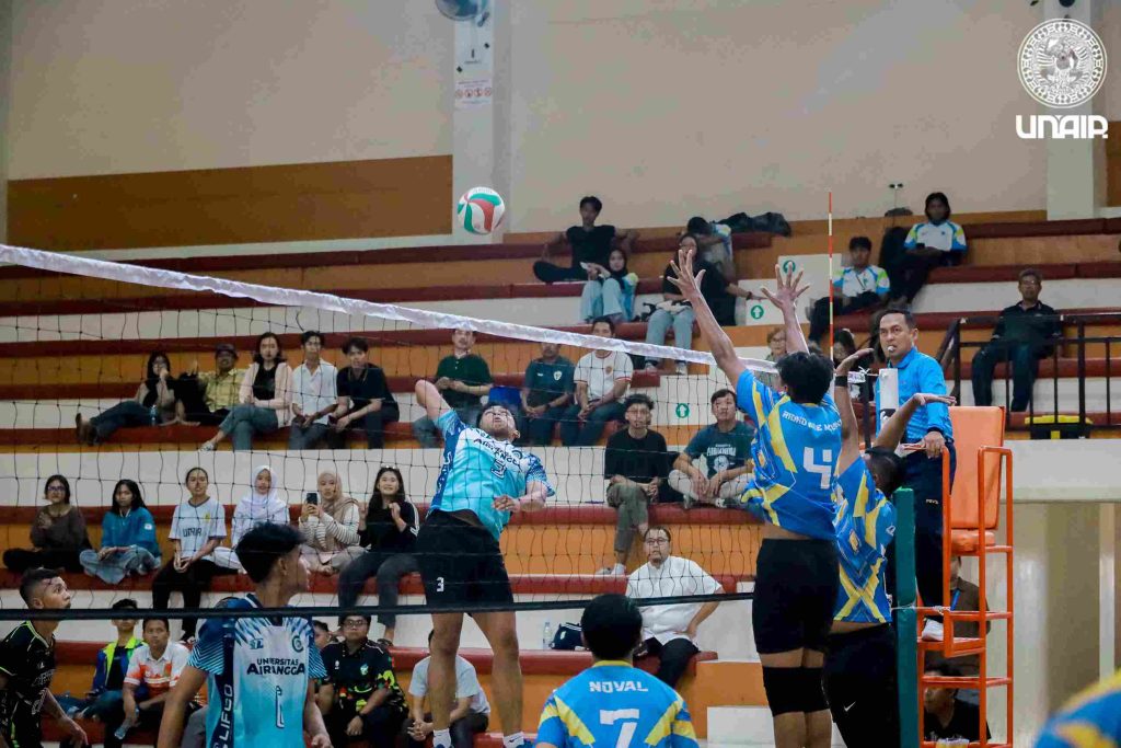 Jalannya pertandingan bola voli putra antara Universitas Airlangga vs Universitas Hafshawaty Zainul Hasan (Foto: PKIP UNAIR)