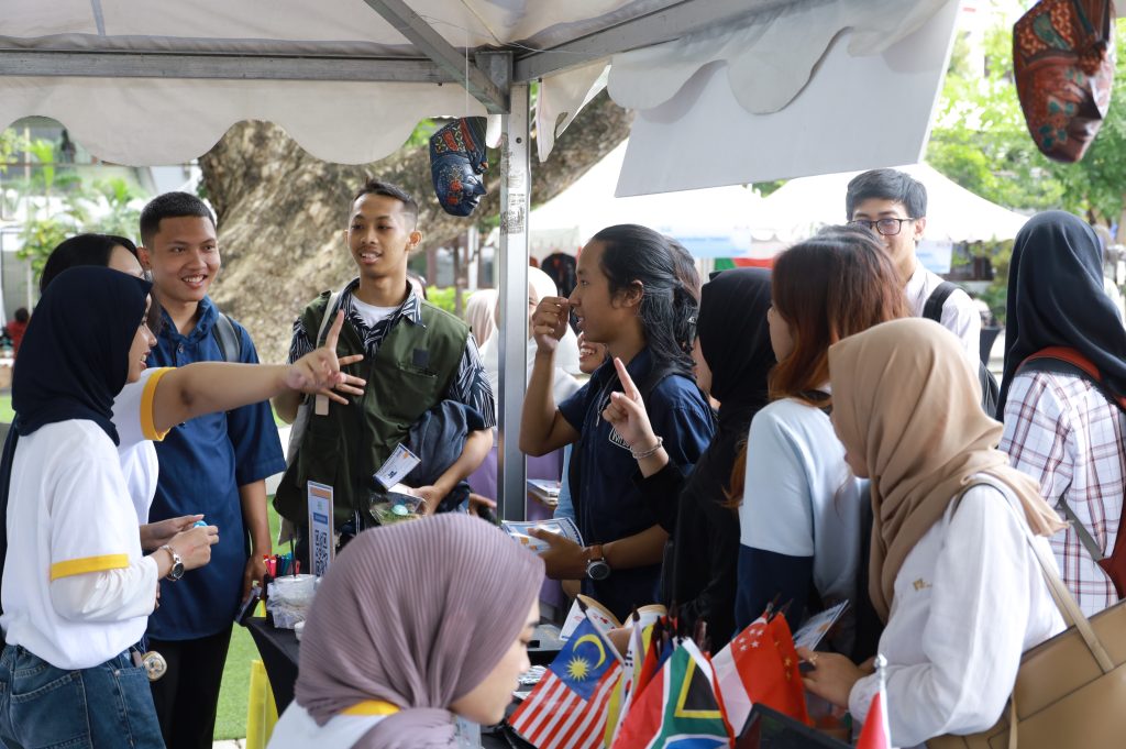 Booth international students pada acara AERO 2025 (foto; penulis)