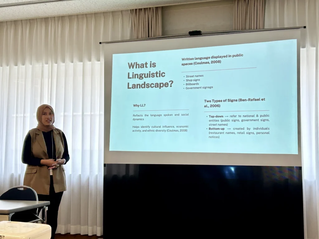Aulia Noor Eliza saat mempresentasikan hasil risetnya dalam konferensi Internasional IAFOR di Jepang (Foto: Istimewa).