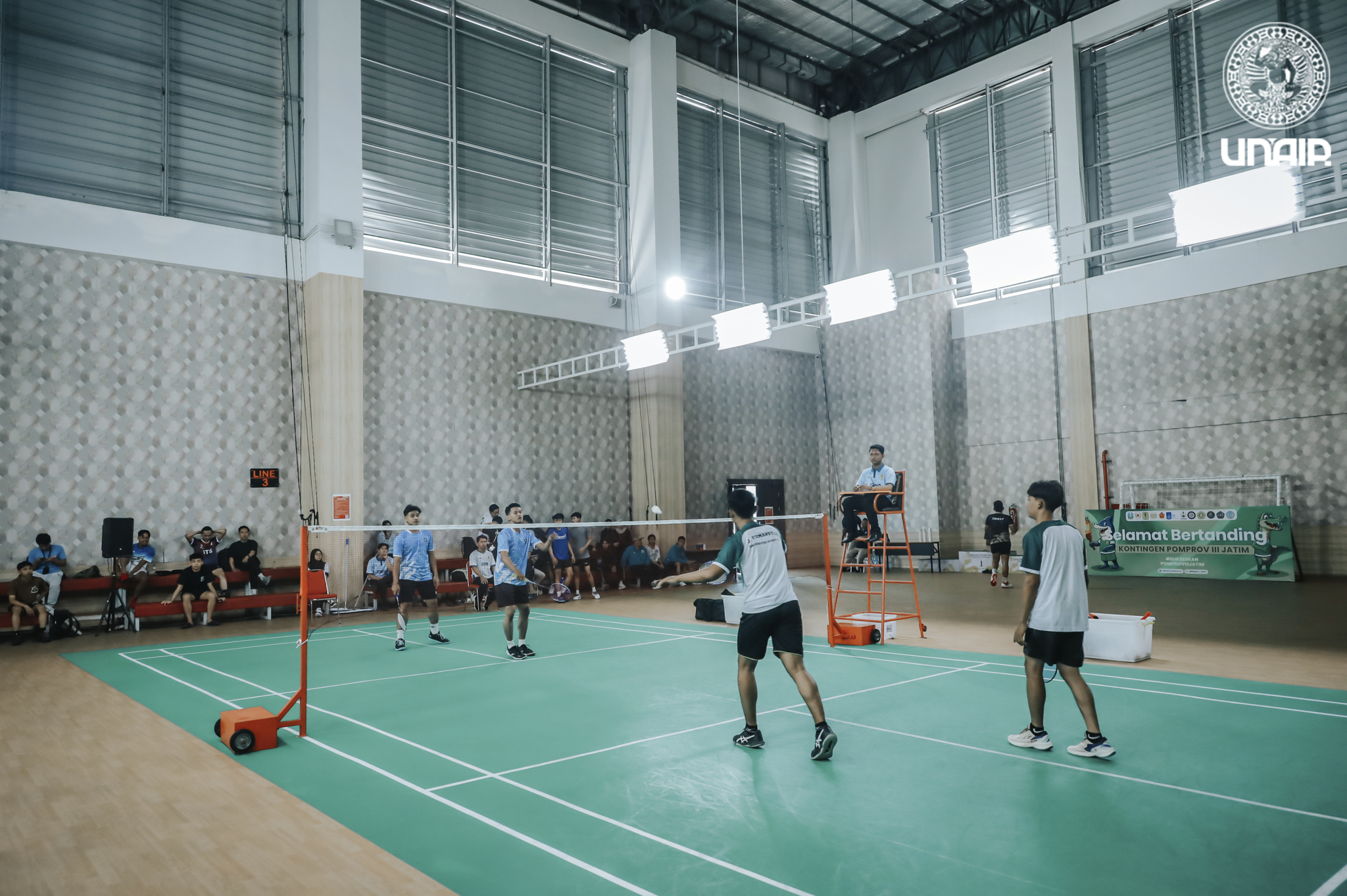 Suasana pertandingan cabang olahraga bulutangkis POMPROV Jatim III 2025 yang diselenggarakan di Lapangan Bulu tangkis Indoor UNAIR, Gedung ASEEC Tower lantai 3, Kampus Dharmawangsa-B, Surabaya (Foto: PKIP UNAIR)
