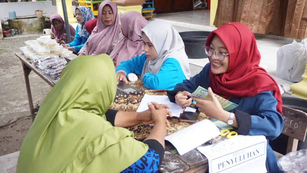 Kegiatan cek kesehatan dan penyuluhan dalam agenda Pengmas SDGs BEM FKp UNAIR di Desa Pesanggrahan. (Foto: Dok Narasumber)