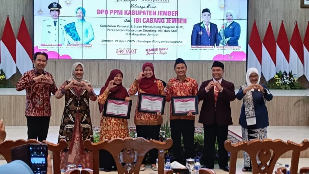 Ahmad Eko Wibowo (ketiga dari kanan) saat menerima penghargaan sebagai Perawat Teladan RS Jember (Foto: Dok. Pribadi)