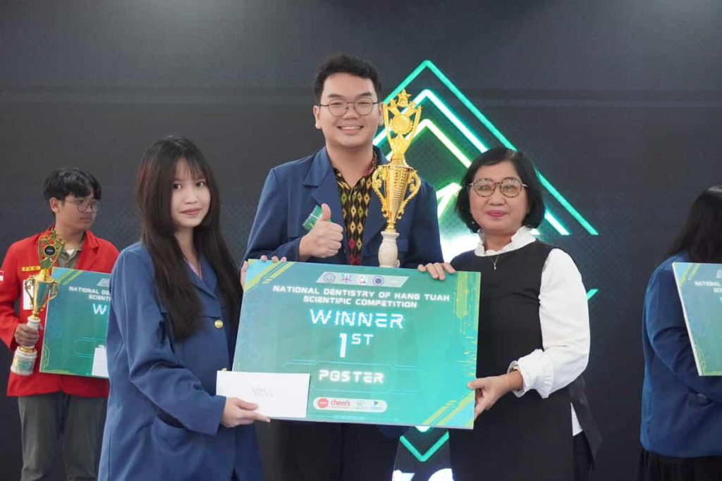Davinzo Luis Gunardy dan Feliza Theodora Putri Tjokro, mahasiswa FKG yang meraih juara pertama lomba poster di National Dentistry of Hang Tuah Competition (Foto: Istimewa)