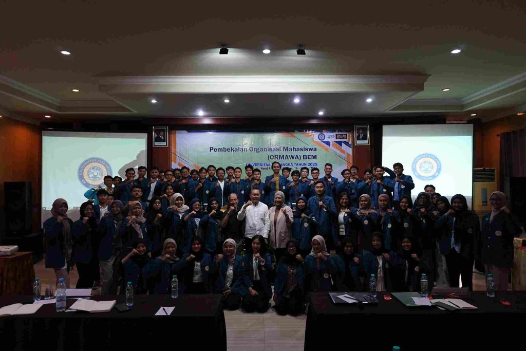 Para peserta Pembekalan Organisasi Kemahasiswaan (ORMAWA) se-UNAIR berfoto bersama seusai sesi pembukaan kegiatan di Hotel Arayanna, Trawas, Jumat (16/5/2025). (Foto: Dokumentasi Ditmawa)