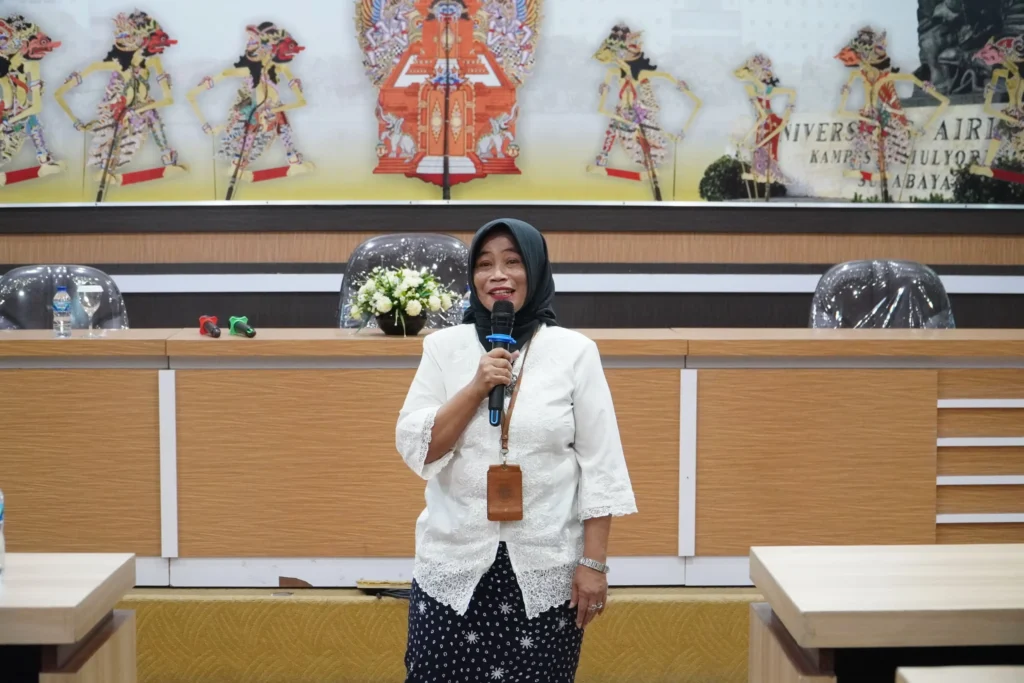 Kepala Perpustakaan UNAIR, Suhernik SSos MSi saat memberi sambutan pada kegiatan Meet and Greet. (Foto: Istimewa)