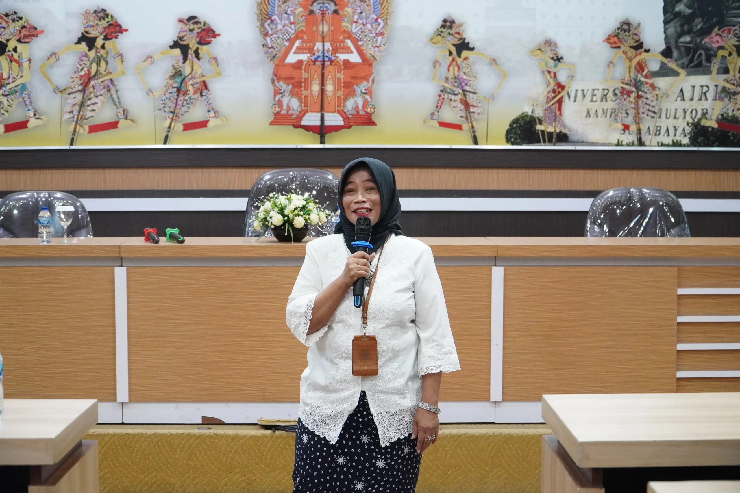 Kepala Perpustakaan UNAIR, Suhernik SSos MSi saat memberi sambutan pada kegiatan Meet and Greet. (Foto: Istimewa)