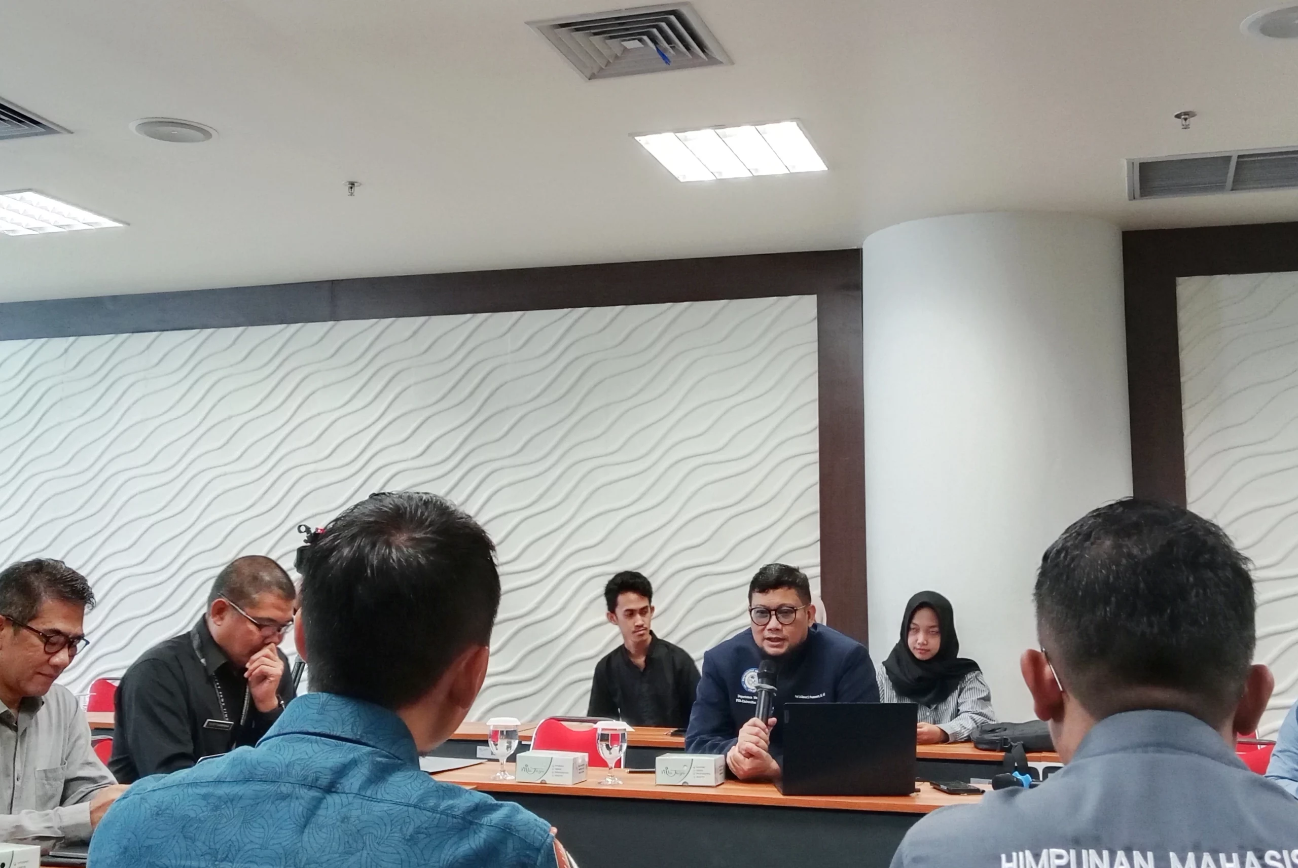 Prof Dr Gancar Candra Premananto dalam Diskusi Focused Group Discussion (FGD) FEB UNAIR bersama praktisi media dan mahasiswa. (Foto: Istimewa).