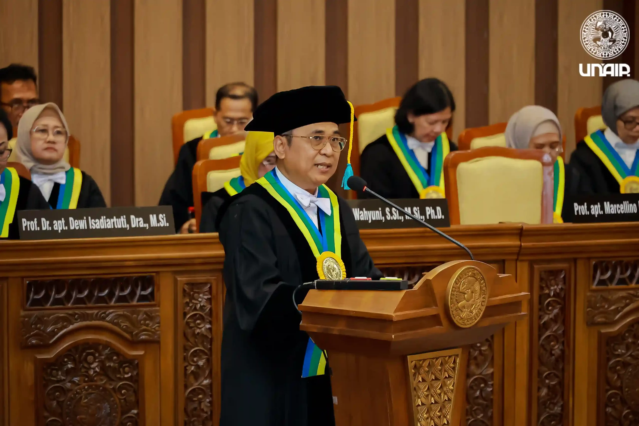 Prof apt Marcellino Rudyanto Drs MSi PhD saat menerima SK Pengukuhan Guru Besar dari Rektor UNAIR Prof Dr Mohammad Nasih MT Ak CA (Foto: PKIP UNAIR)