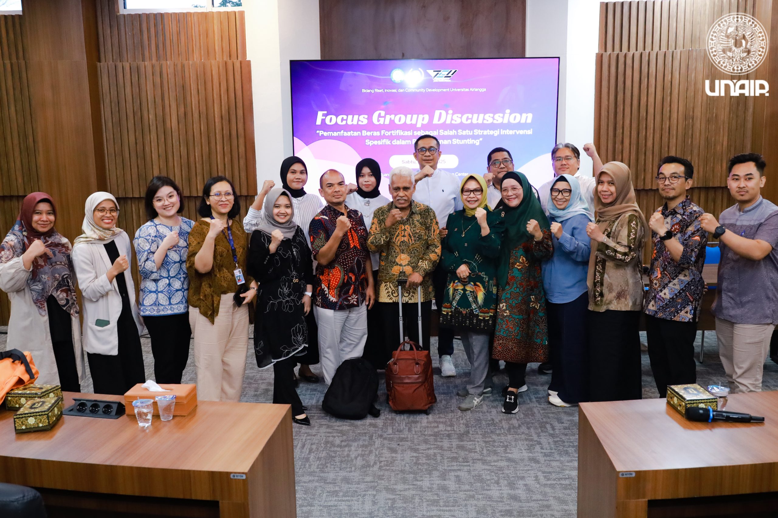 Sesi foto bersama Focus Group Discussion (FGD) bertema “Pemanfaatan Beras Fortifikasi sebagai Salah Satu Strategi Intervensi Spesifik dalam Penanganan Stunting”, Sabtu (24/5/2025). (Foto: PKIP UNAIR)