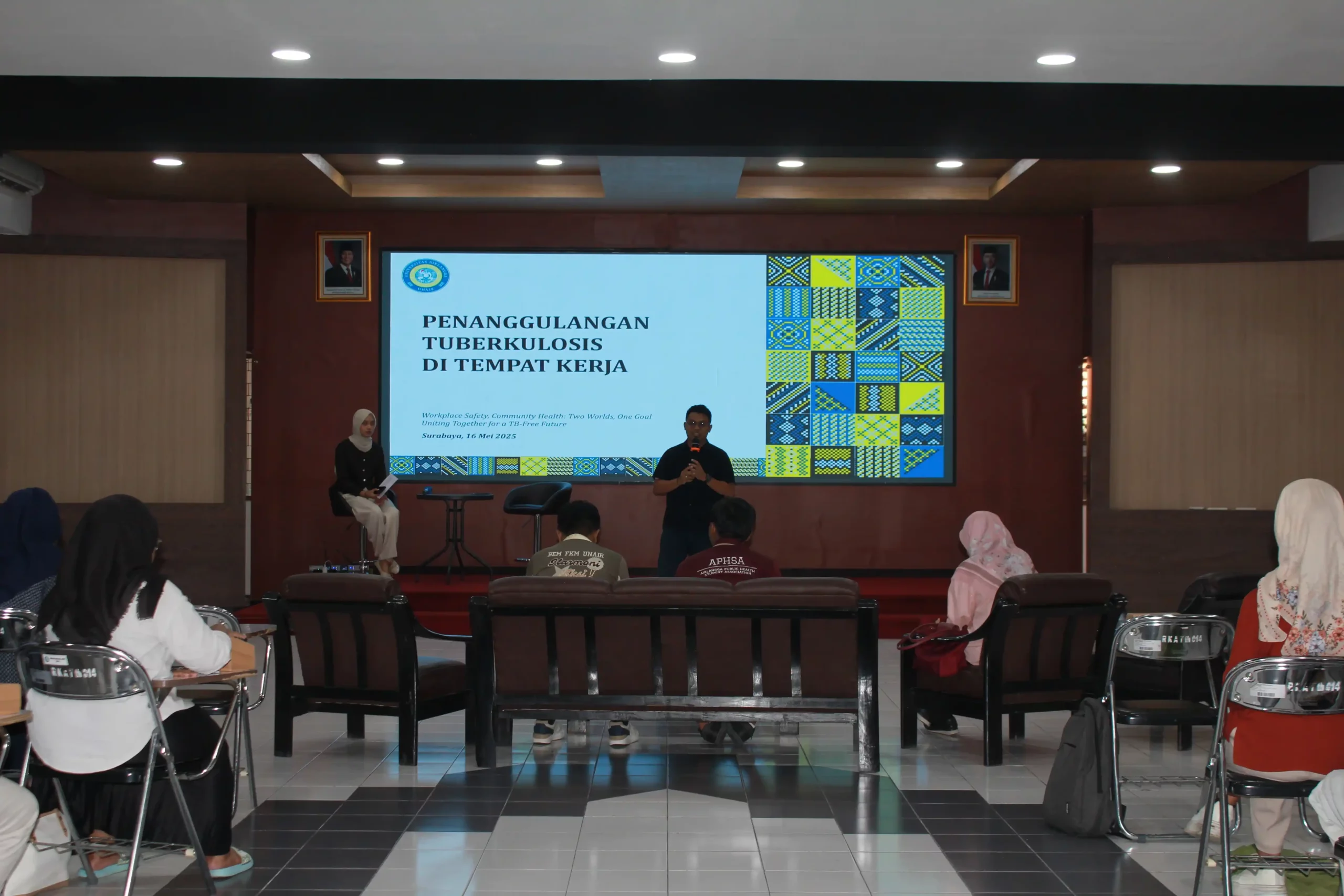 Finanta Gaffar Rifa’i, S.KM, delivers a presentation at the Soemarto Hall, Faculty of Public Health, Universitas Airlangga. (Photo: By courtesy)