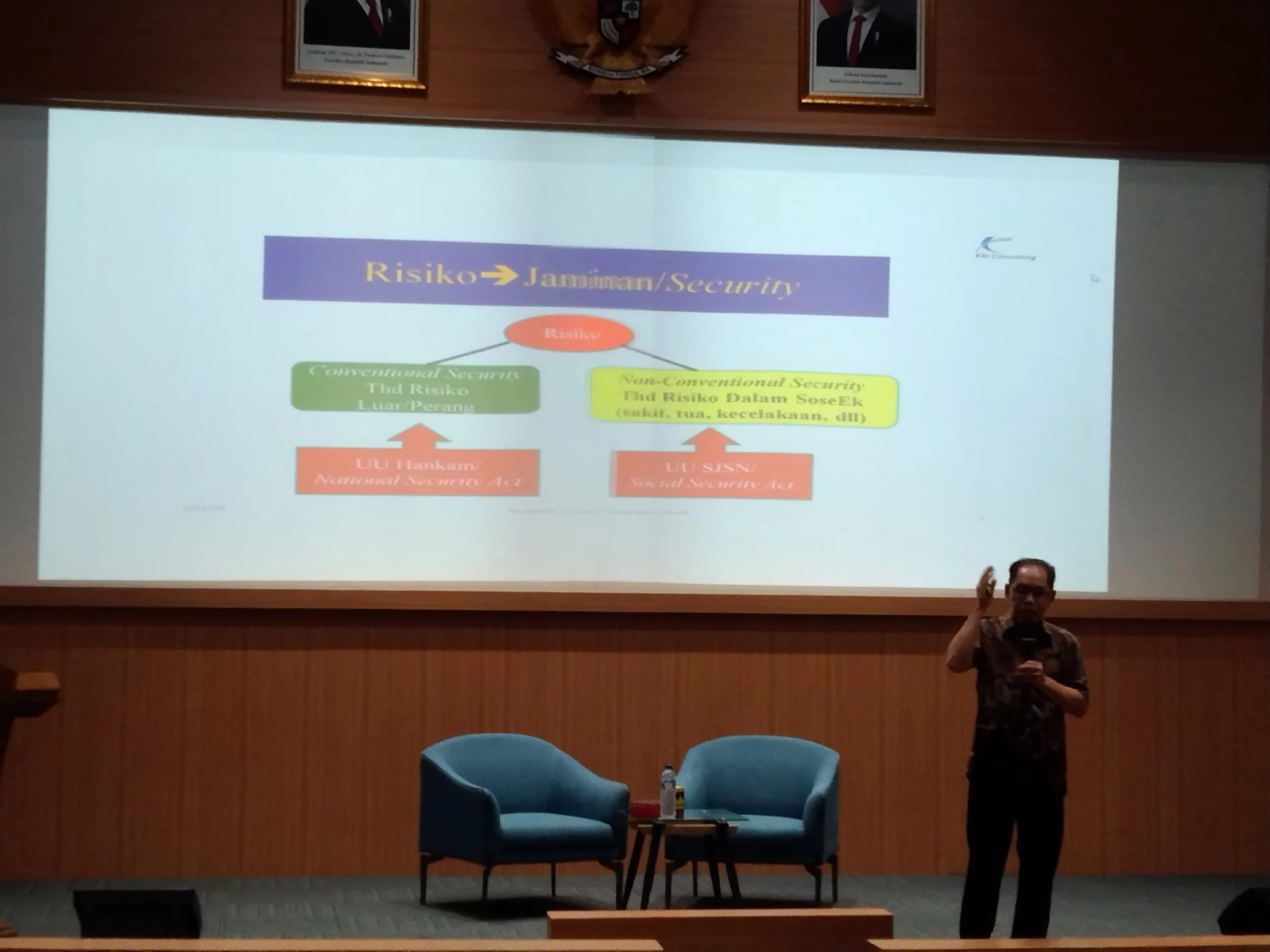 FOTO Prof dr Hasbullah Thabrany MPH Dr PH saat memberikan materi dalam Kuliah Tamu di Universitas Airlangga. (Foto: Istimewa)