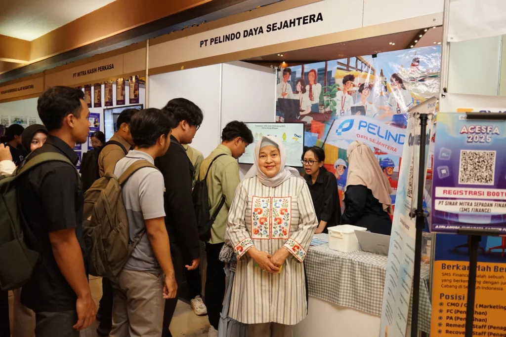 Prof. Dr. Elly Munadziroh, drg., MS, Director of Career Development, Entrepreneurship Incubation, and Alumni Affairs (DPKKA), visits a corporate booth during ACESFA.