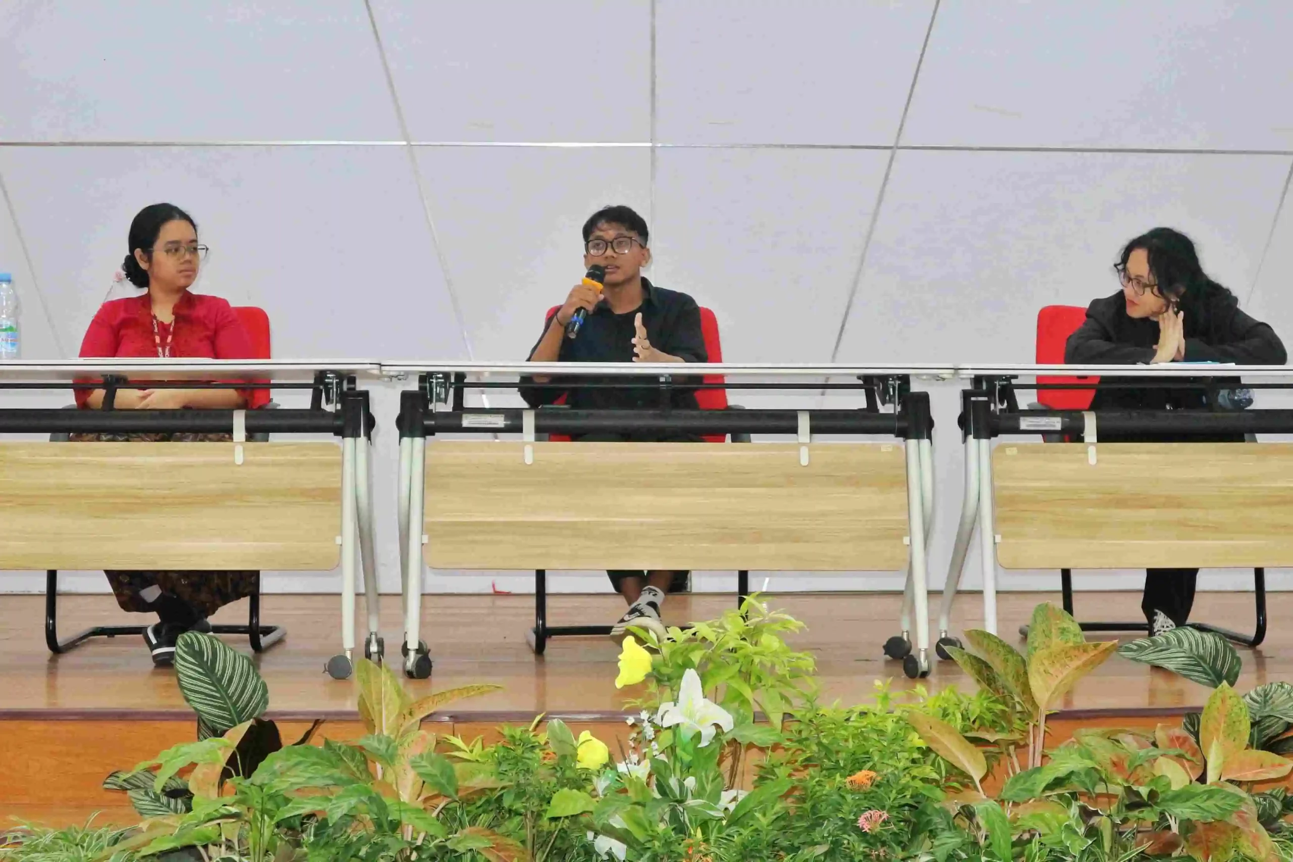 Glory Emanuelle (kiri), Ahmad Faizin SS (tengah), dan Athaya Prita Belia SHum (kanan) saat menyampaikan diskusi dalam Seminar Nasional UNAIR dan UGM pada Jumat (16/5/2025). (Foto: Istimewa)