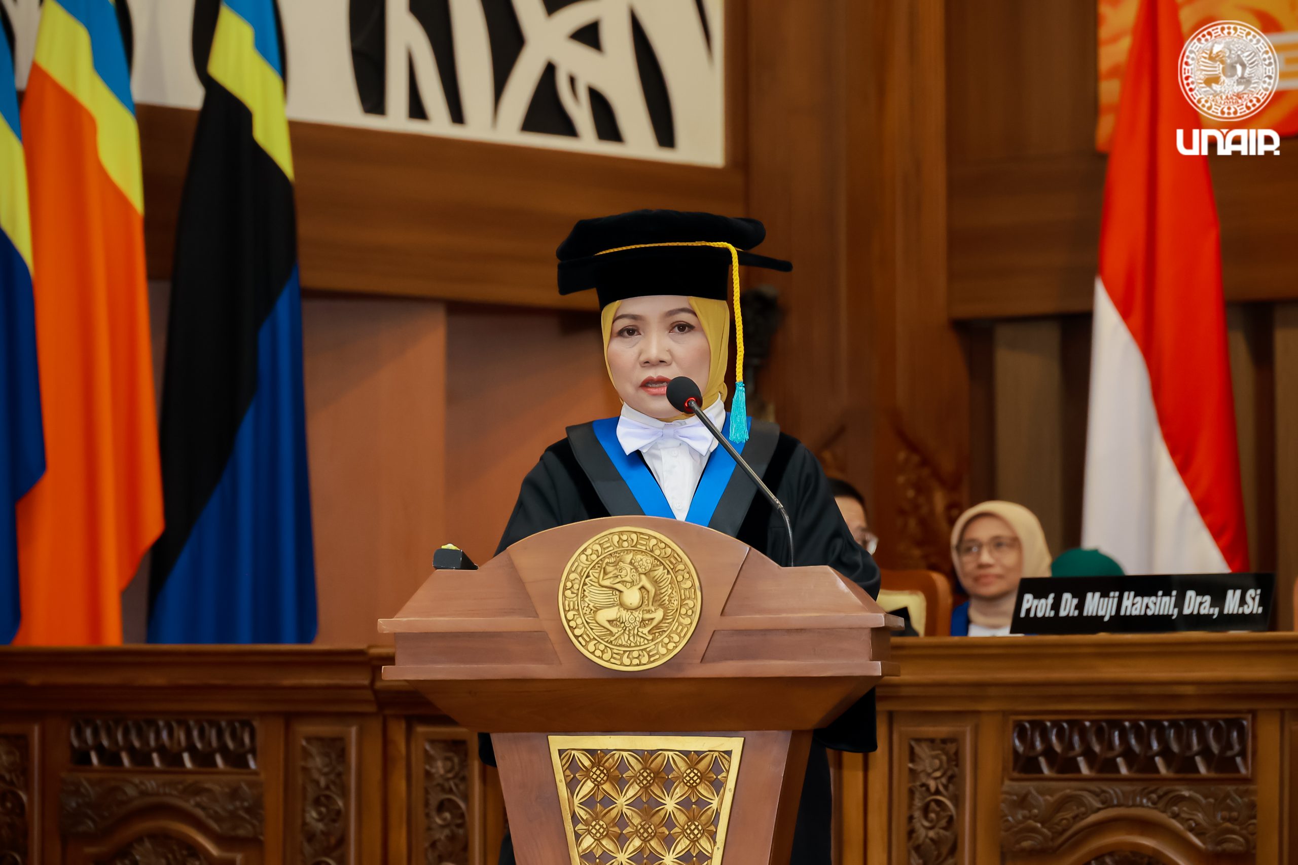 Prof Dr Muji Harsini Dra MSi dari Fakultas Sains dan Teknologi (FST) saat menyampikan orasi ilmiah dalam pengukuhan guru ebsar (Foto: PKIP UNAIR)