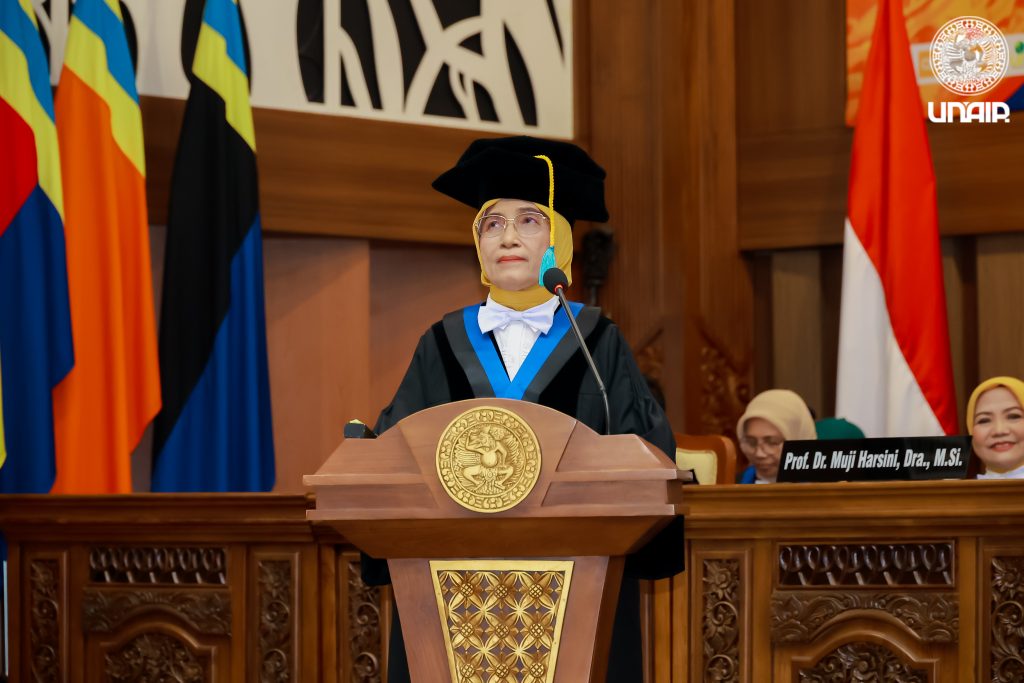 Prof Dr Sri Sumarsih Dra MSi delivers her scientific oration on enzyme technology during inauguration (Photo: PKIP UNAIR).