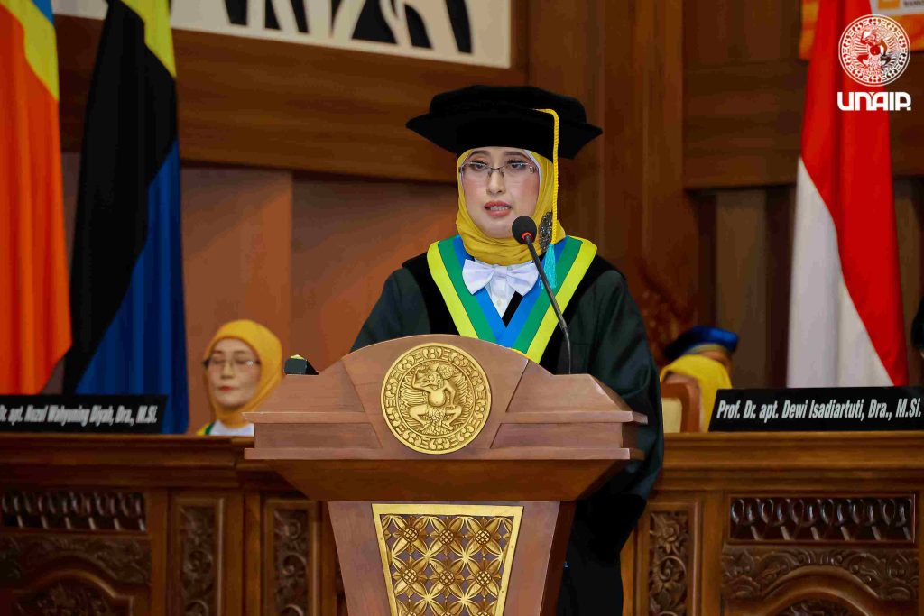 Prof apt Tutik Sri Wahyuni S Si M Si PhD saat menyampaikan orasi ilmiah pada pengukuhan guru besar (Foto: PKIP UNAIR)