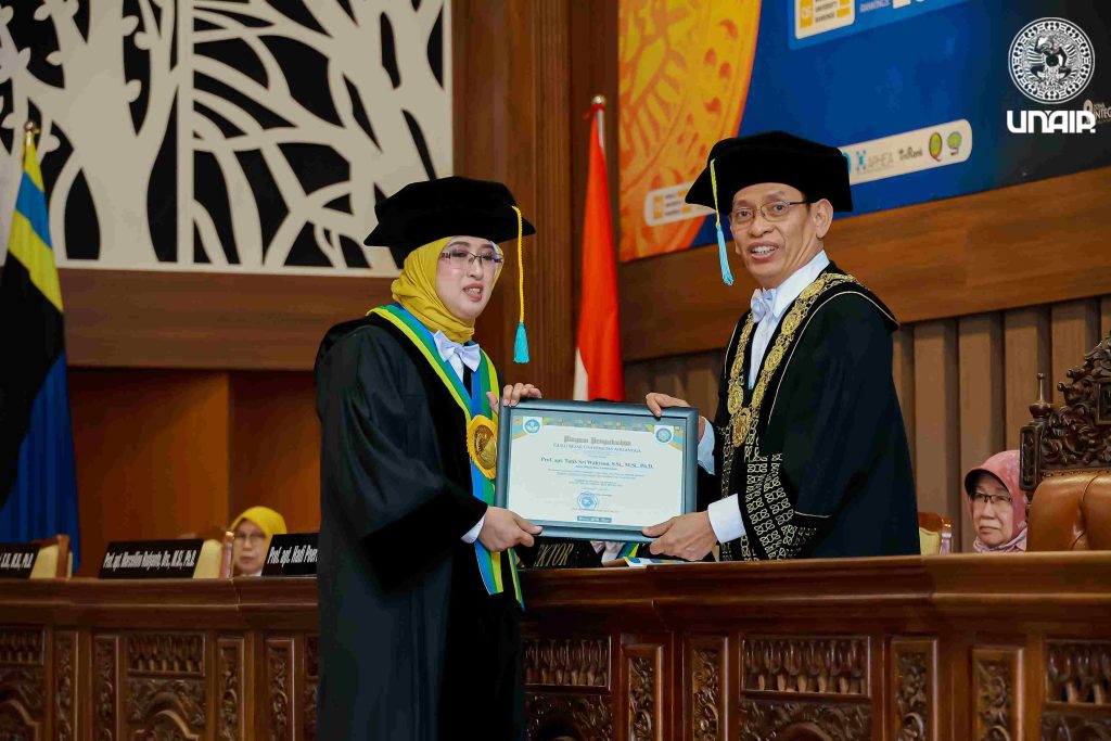 Prof apt Tutik Sri Wahyuni S Si M Si PhD saat menyampaikan orasi ilmiah pada pengukuhan guru besar (Foto: PKIP UNAIR)