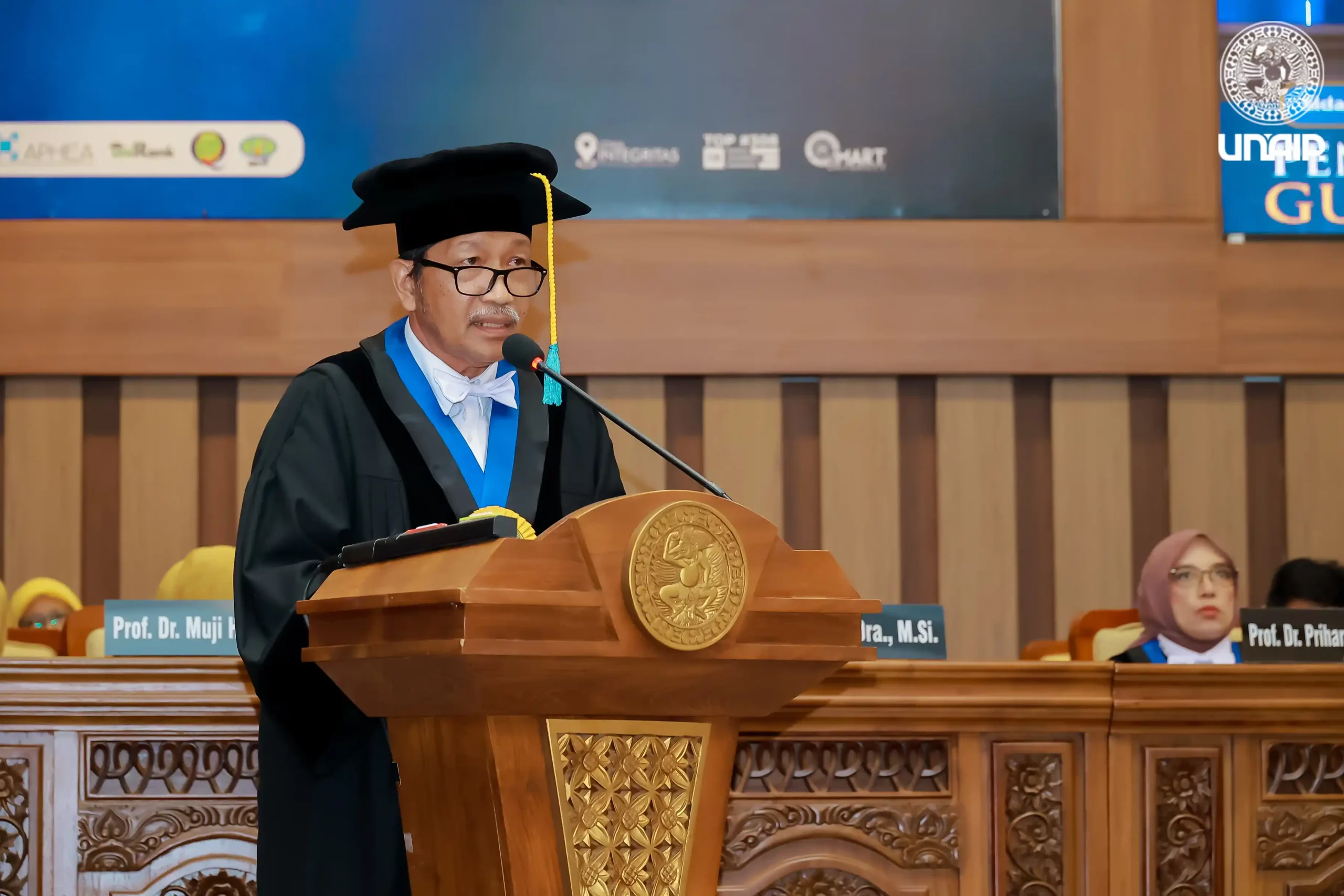 Prof Dr Salamun Drs MKes memberikan orasi ilmiahnya di Aula Garuda Mukti, Kantor Manajemen, Kampus MERR - C UNAIR pada Kamis (8/5/2025) (Foto: PKIP UNAIR)