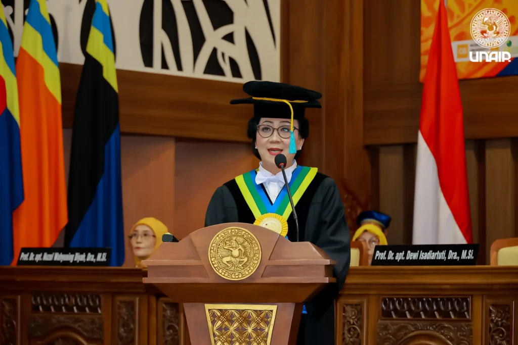 Prof Dr apt Dewi Isadiartuti Dra MSi, Guru Besar Fakultas Farmasi Universitas Airlangga (UNAIR) yang resmi dikukuhkan dalam upacara pengukuhan guru besar UNAIR (Foto: PKIP UNAIR)