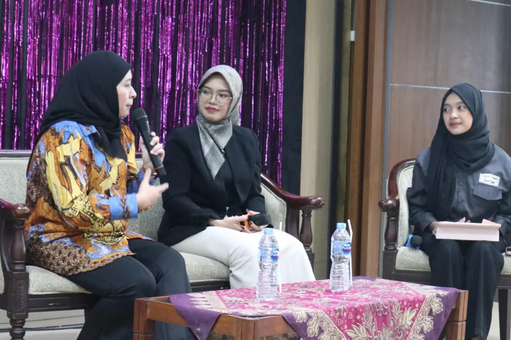 Salsabila Damayanti SSos MSos (kanan) dan Ajeng Wira Wati SSos MPSDM (kiri) pada kegiatan Bincang Alumni 2025. (Foto: Dok. Panitia)