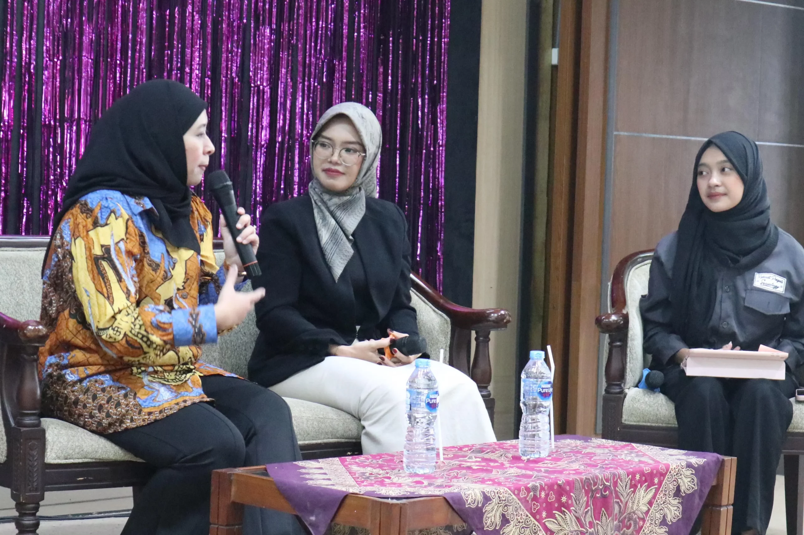 Salsabila Damayanti SSos MSos (kanan) dan Ajeng Wira Wati SSos MPSDM (kiri) pada kegiatan Bincang Alumni 2025. (Foto: Dok. Panitia)
