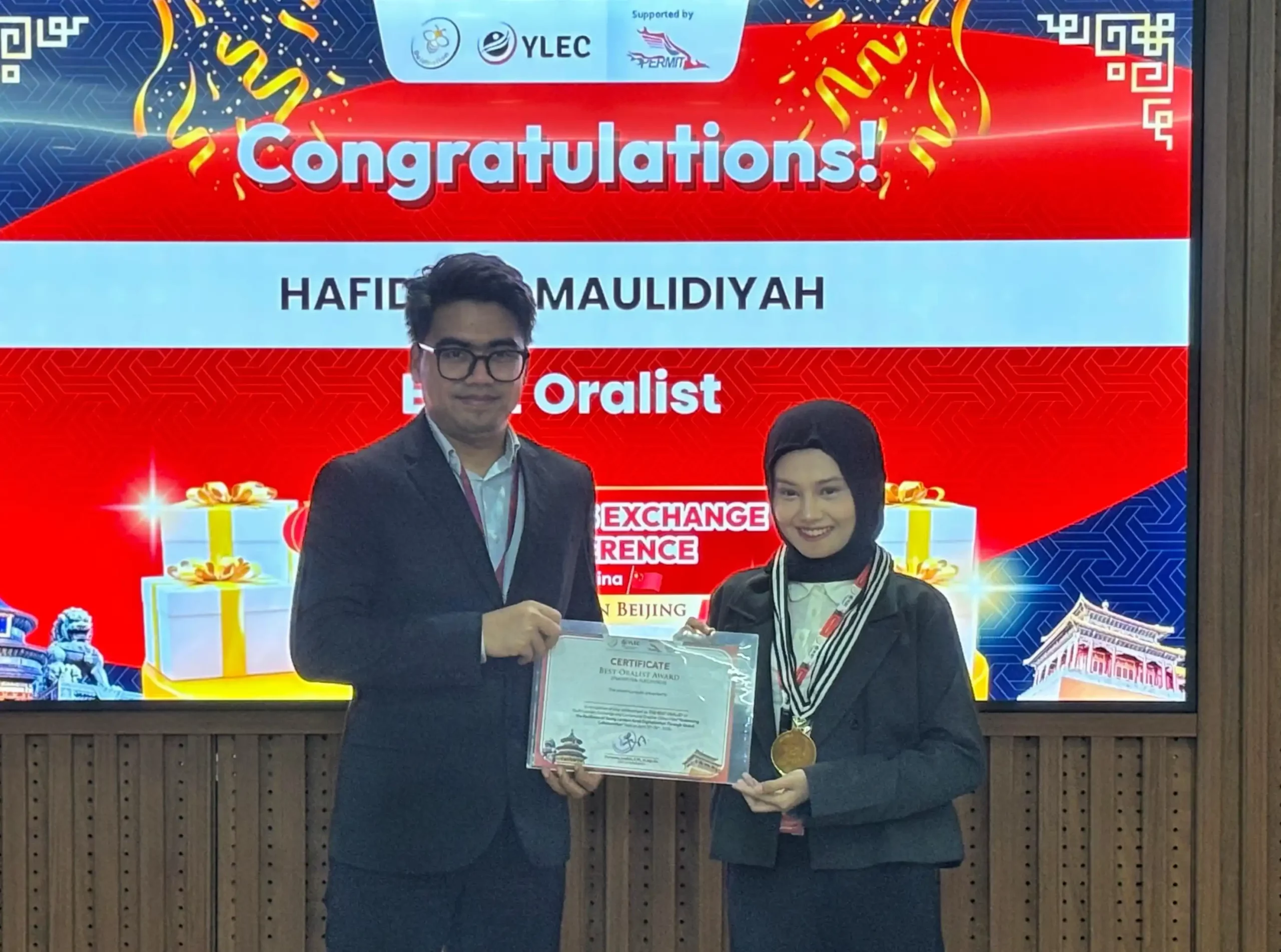 Hafidhoh Maulidiyah receives the Best Oralist award at YLEC 2025 in China. (Photo: Source archive)