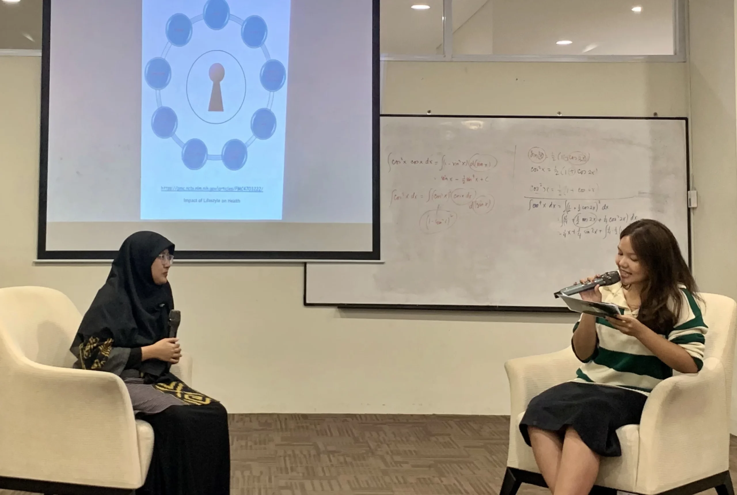 Sesi materi oleh dr Robiatur Rosyidah (kiri) dalam acara Health Buddies pada Jumat (2/5/2025). (Foto: Dok. Panitia)