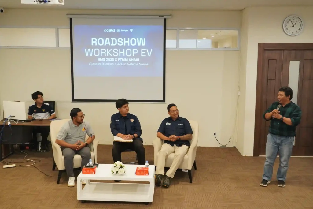 Sesi pemaparran materi dalam roadshow IIMS x EV-OS FTMM (Foto: Humas FTMM)