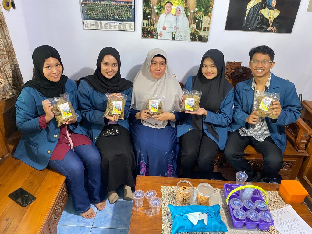 Mahasiswa FIKKIA UNAIR sedang menganalisis lingkungan Home Industry. (Foto: Istimewa)