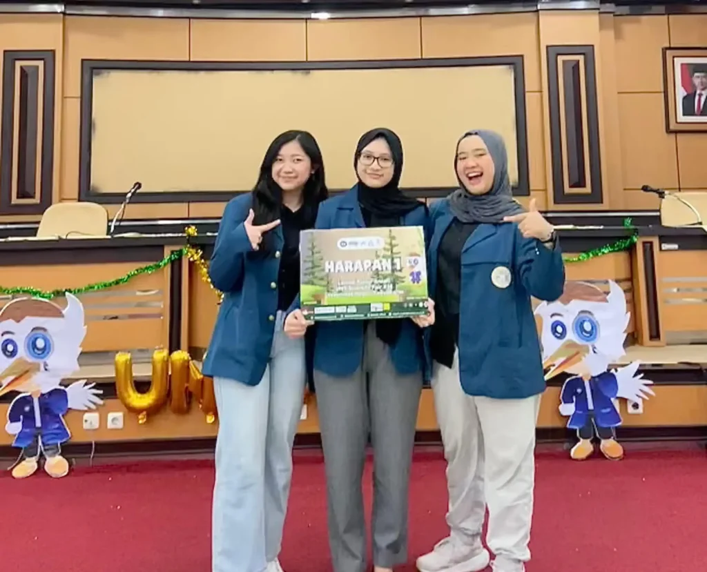 Tim FTMM setelah menerima penghargaan dalam lomba poster (Foto: Dok. Narasumber)