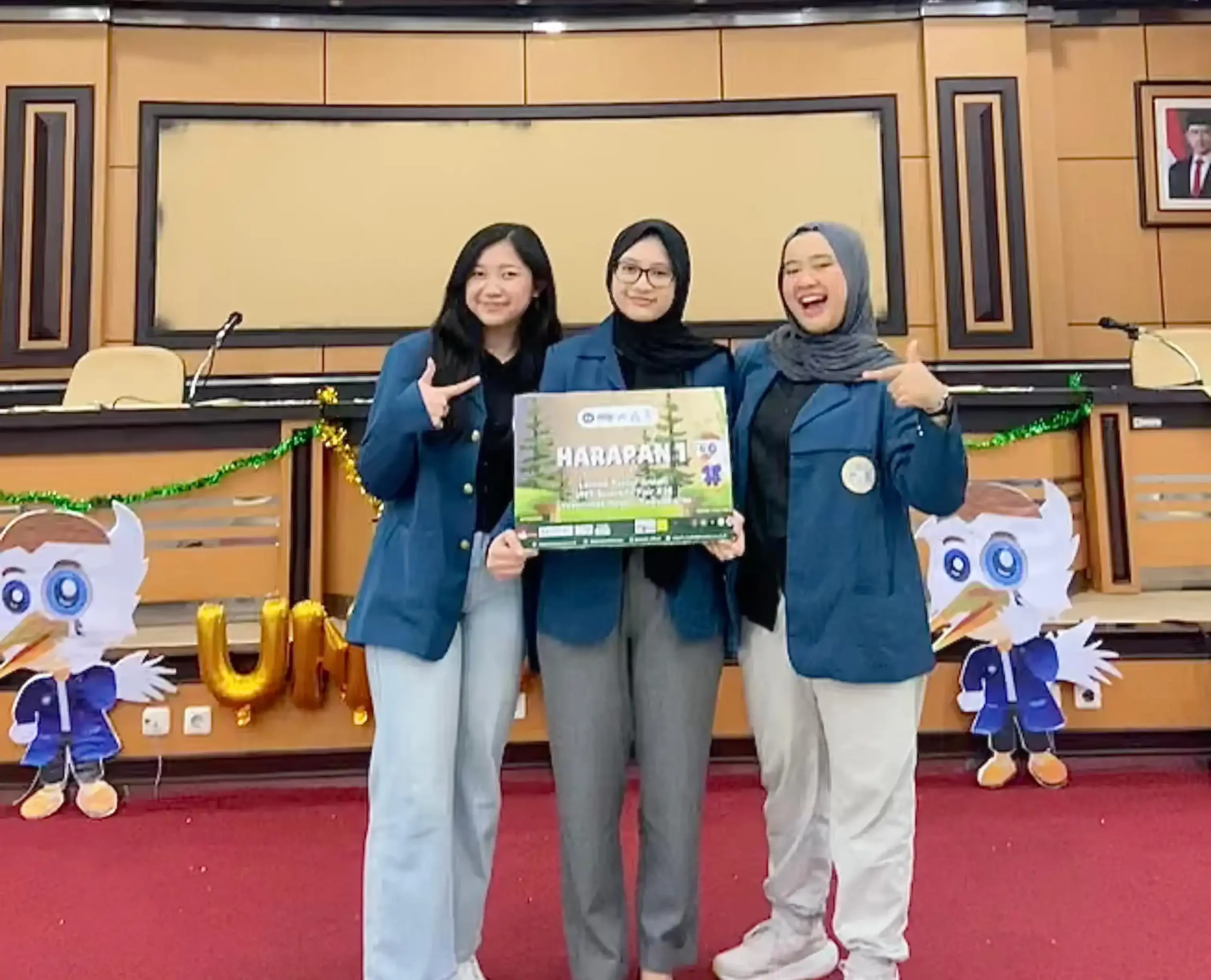 Tim FTMM setelah menerima penghargaan dalam lomba poster (Foto: Dok. Narasumber)