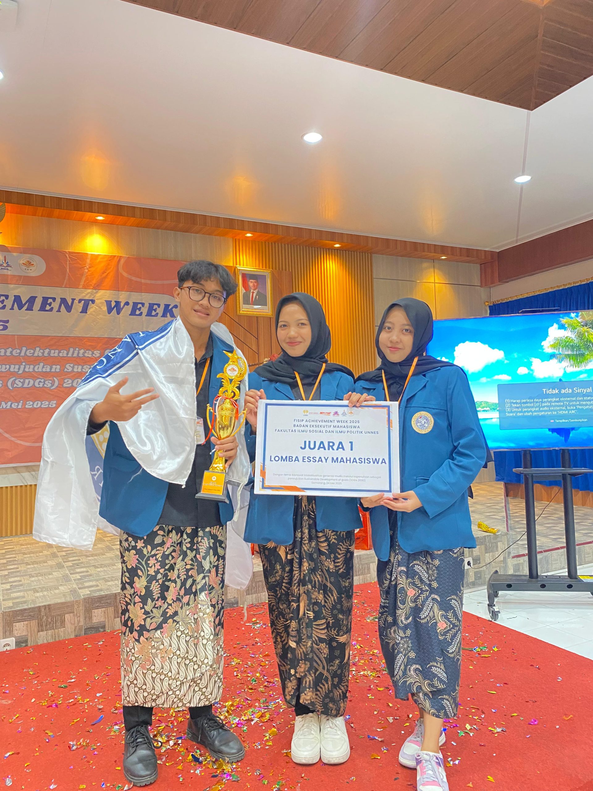 Tim mahasiswa UNAIR menerima penghargaan dalam ajang Lomba Esai FISIP Achievement Week UNNES 2025. (Foto: Istimewa).
