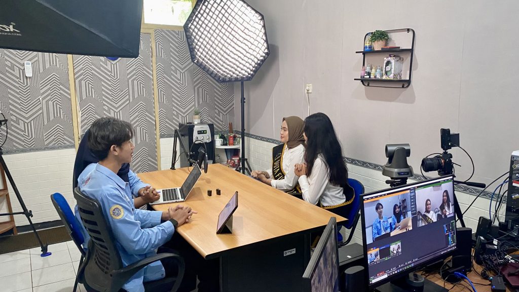 FOTO Sesi Podcast dengan narasumber. (Foto: Dheva Yudistira Maulana)